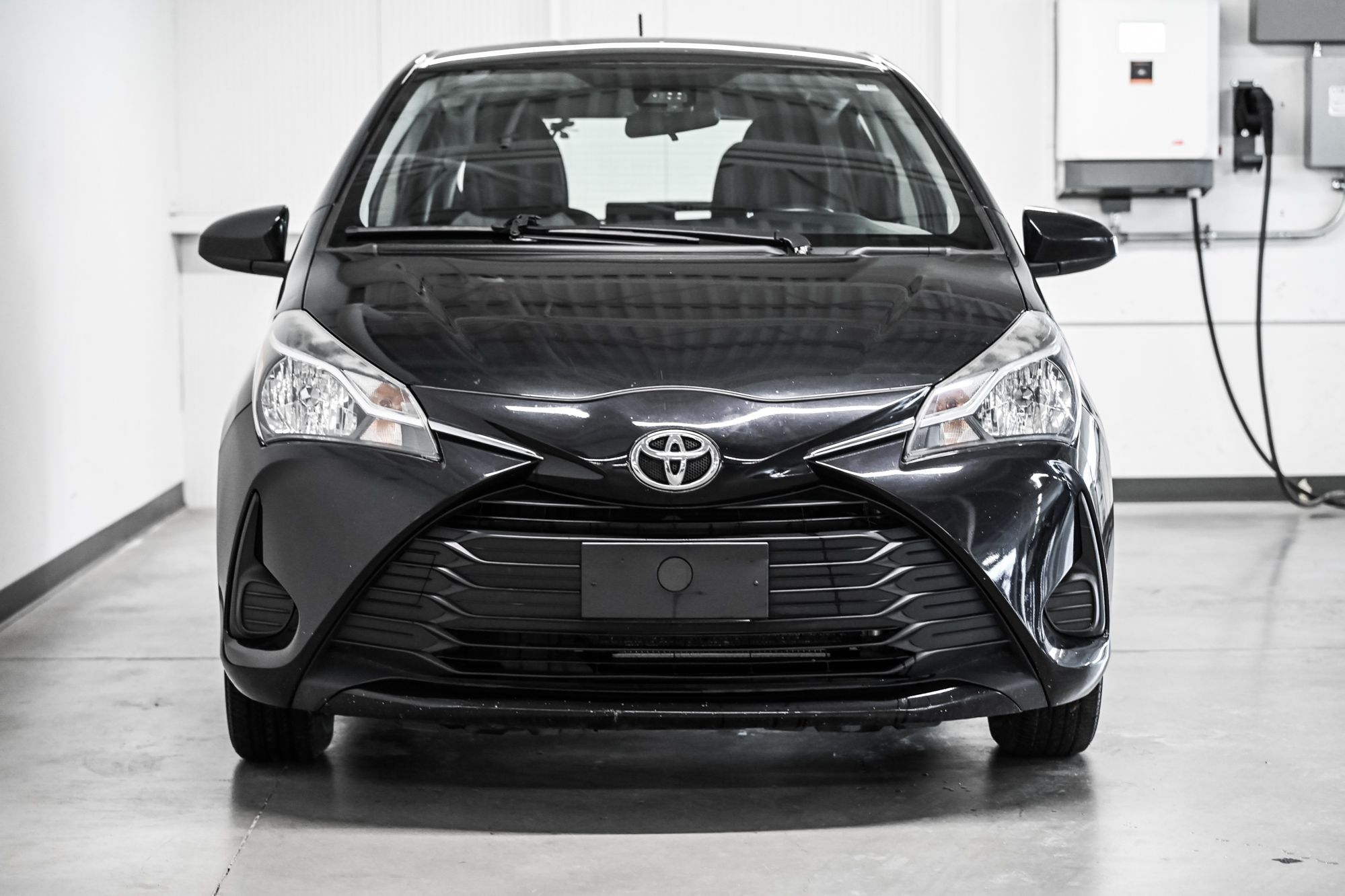 Photo 2018 Toyota Yaris Hatchback LE #2