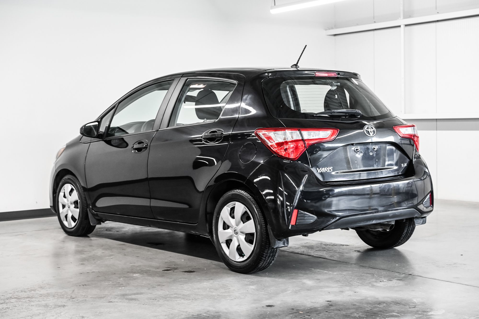 Photo 2018 Toyota Yaris Hatchback LE #4