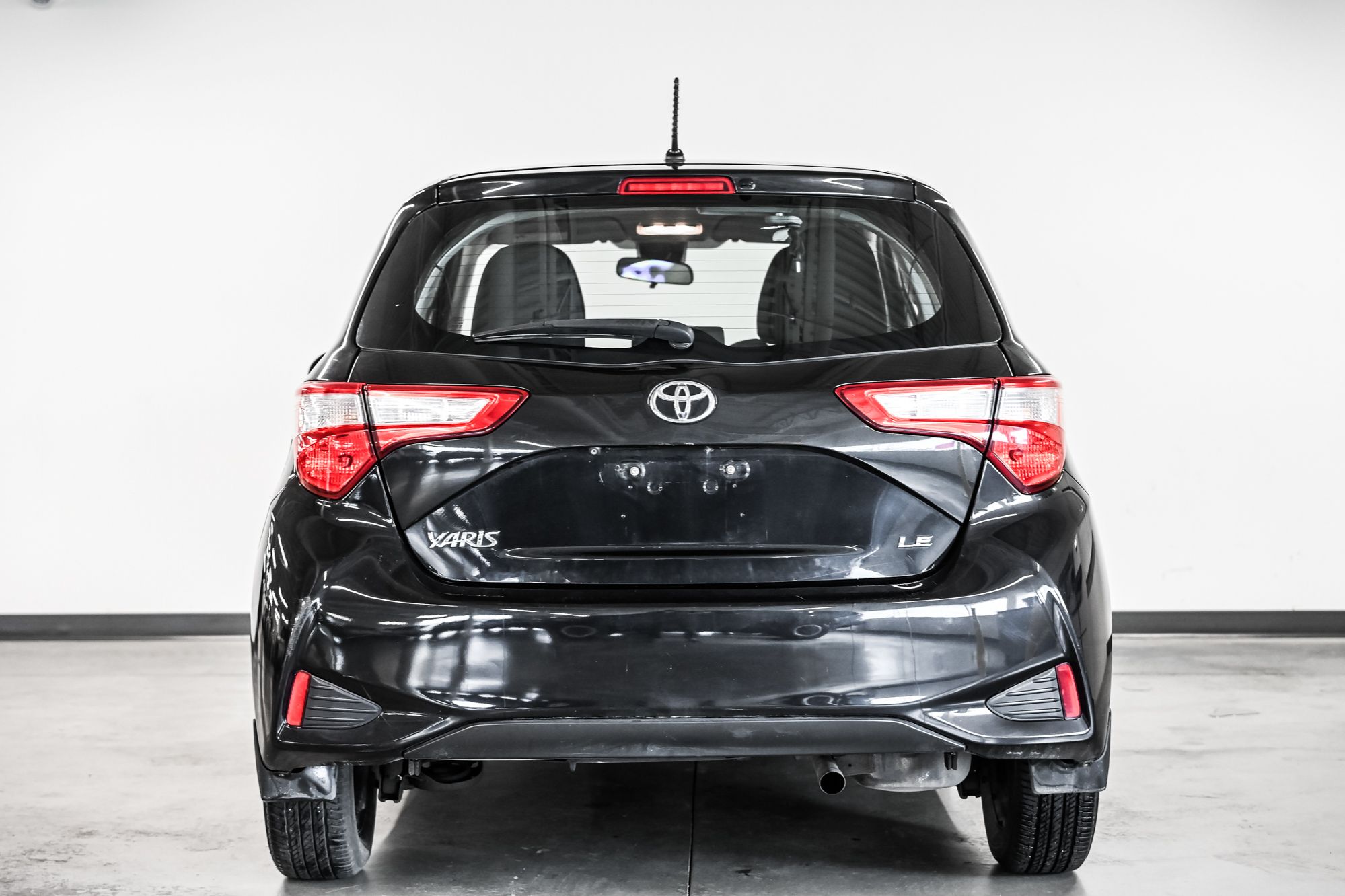 Photo 2018 Toyota Yaris Hatchback LE #5