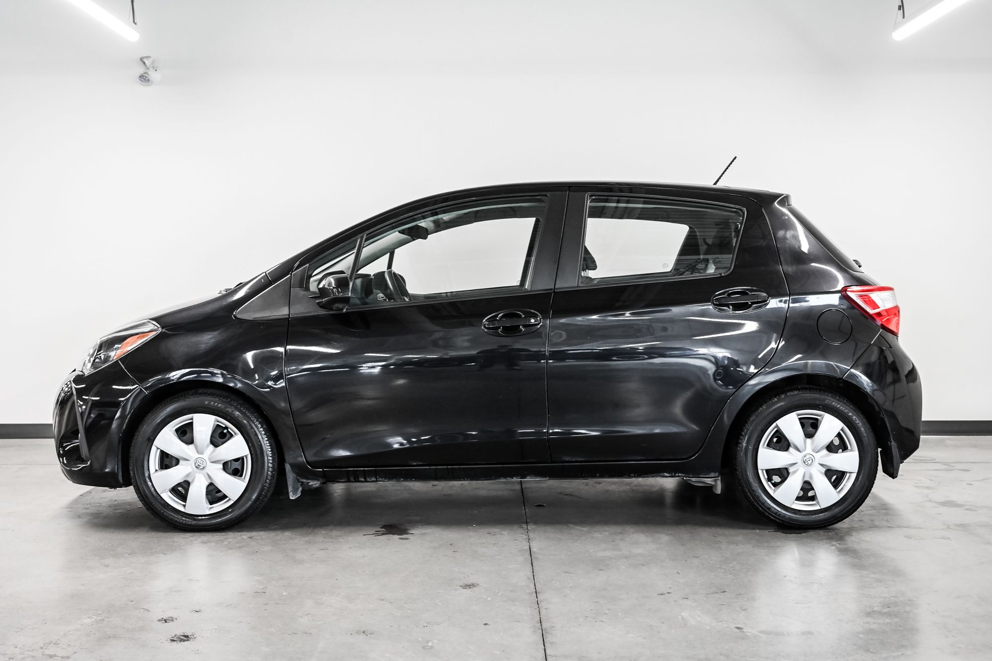 Photo 2018 Toyota Yaris Hatchback LE #3