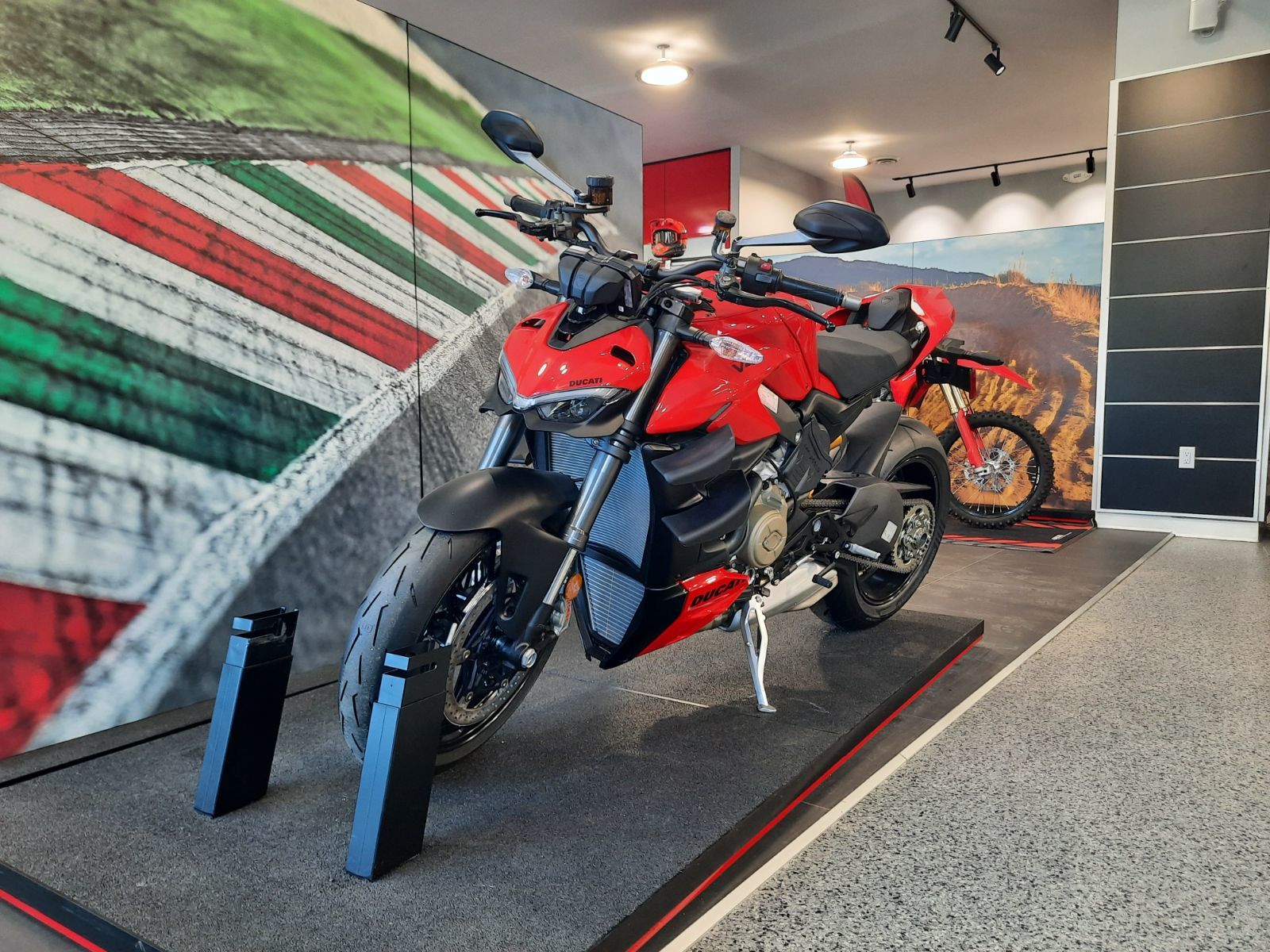 2024 Ducati STREETFIGHTER V4