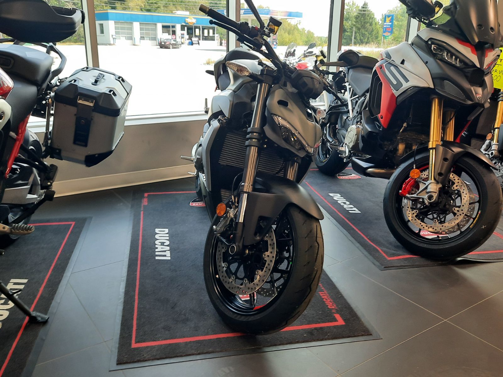 2025 Ducati STREETFIGHTER V2 Storm Green