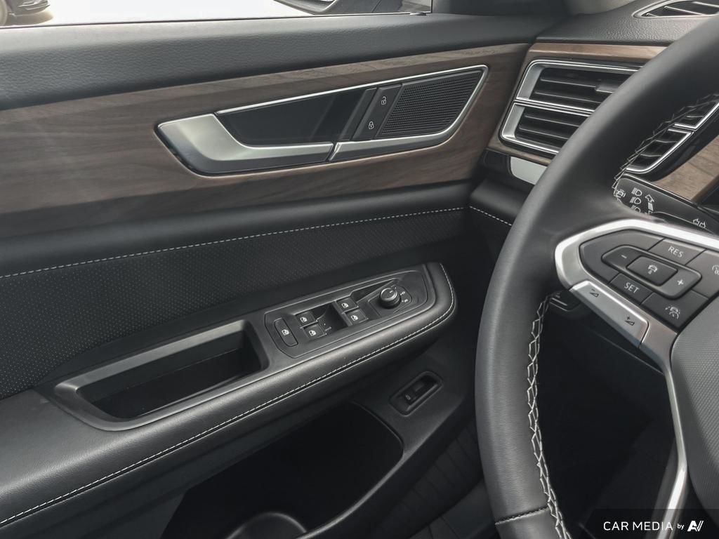 2025 Volkswagen Atlas Comfortline Spacious 7-seater SUV with power, tech, and AWD.