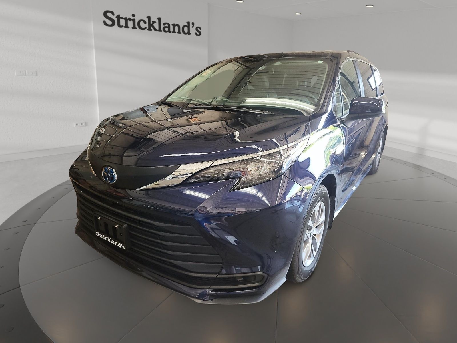 2025 Toyota Sienna Hybrid Sienna XLE 8-Pass
