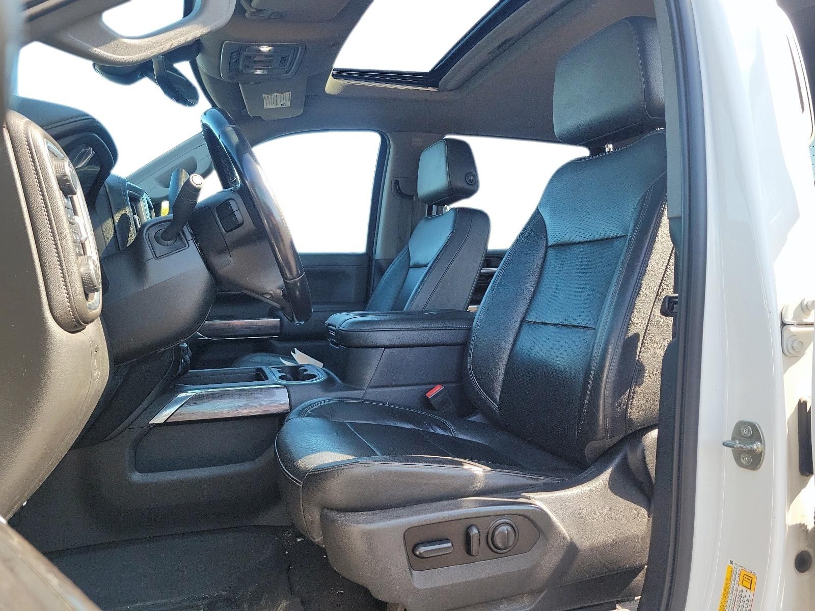 Photo 2020 Chevrolet Silverado 1500 Crew Cab 4x4 LTZ / Short Box #7