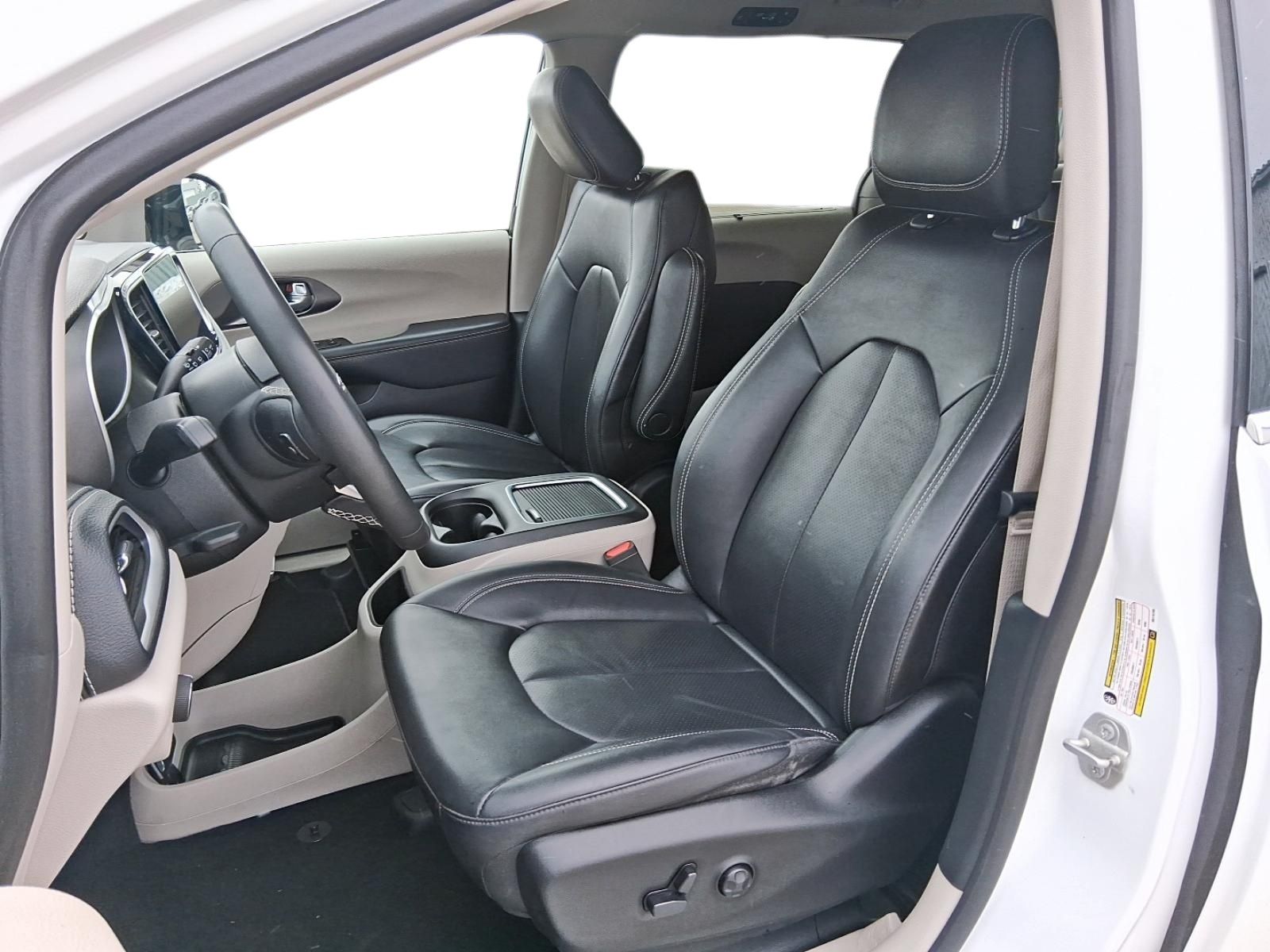 Photo 2024 Chrysler Pacifica Touring-L FWD #8