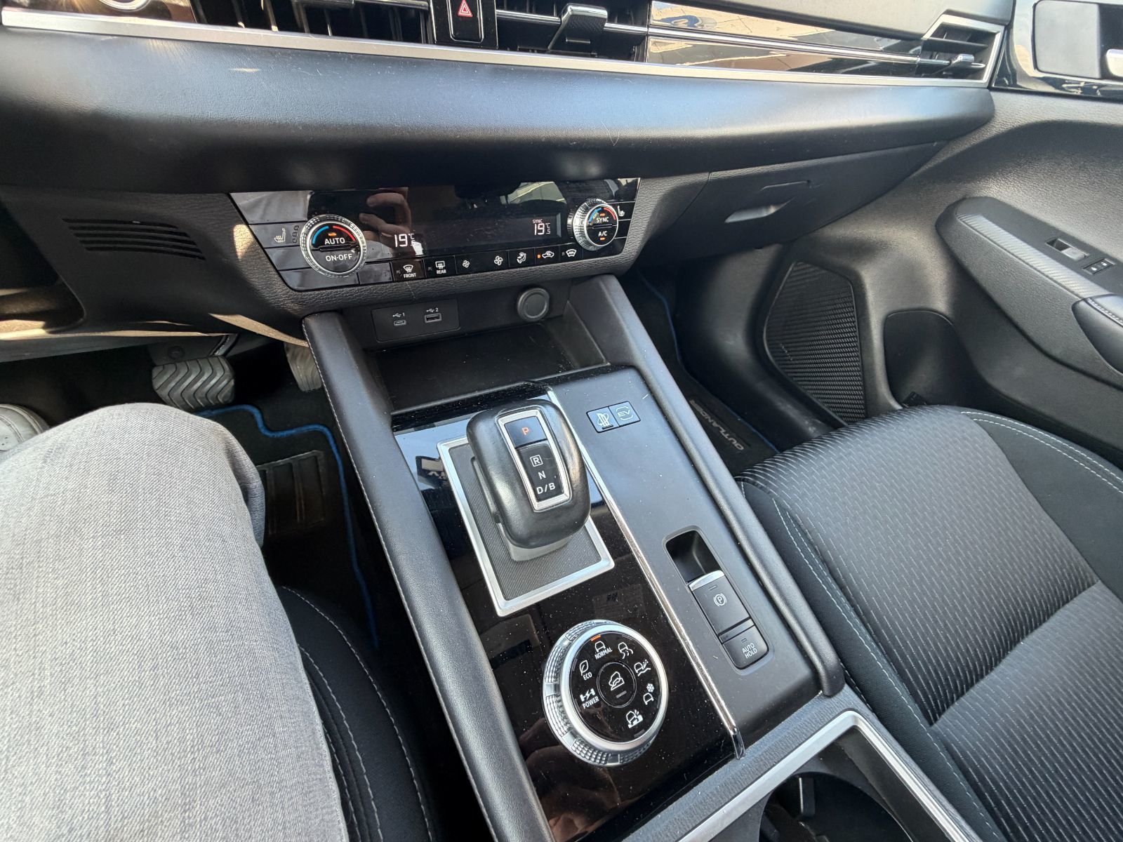 Mitsubishi Outlander PHEV  2023