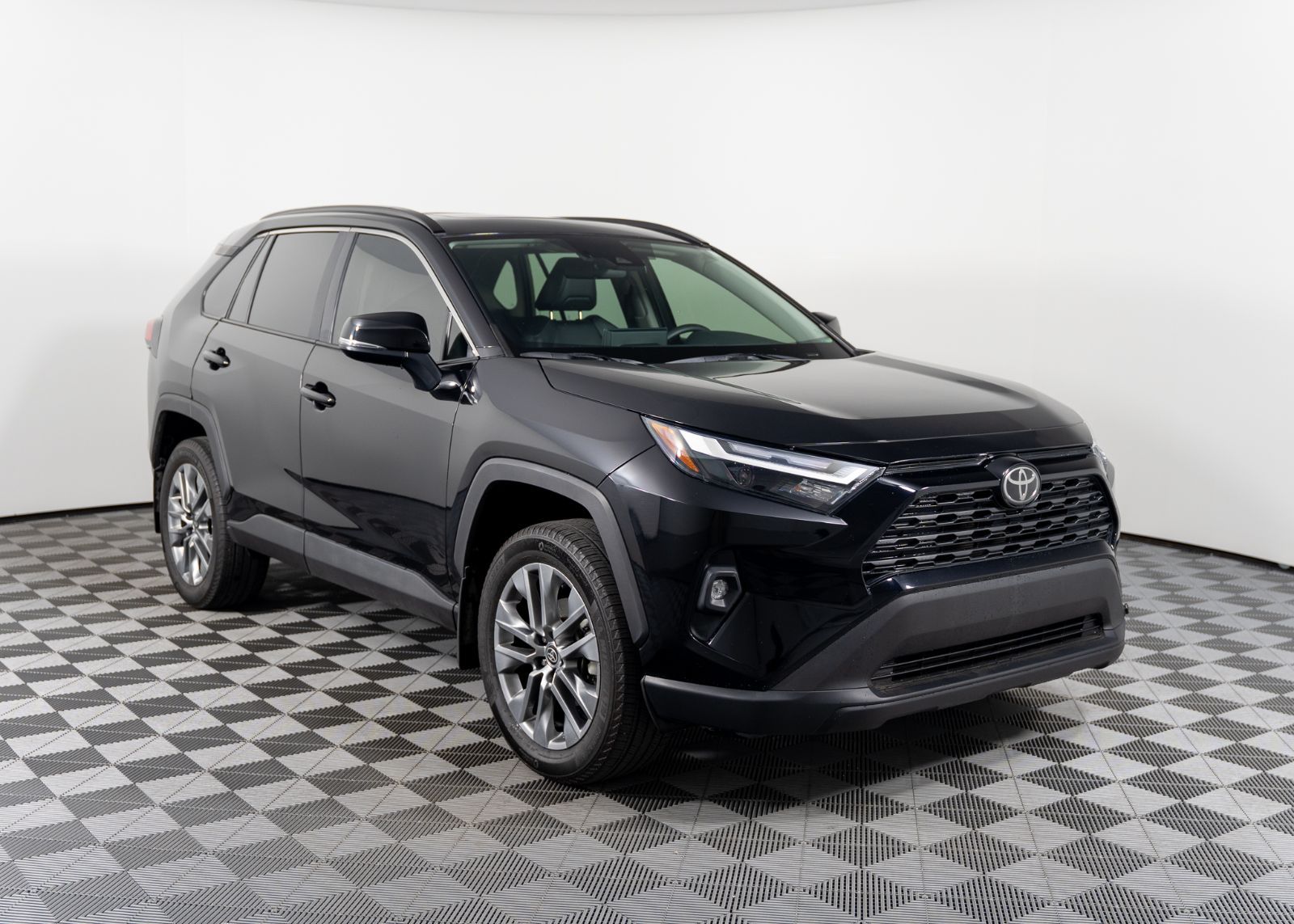 Photo 2024 Toyota RAV4 XLE #3