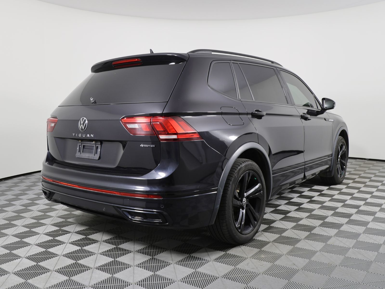 Photo 2024 Volkswagen Tiguan Comfortline R-Line Black Edition #5