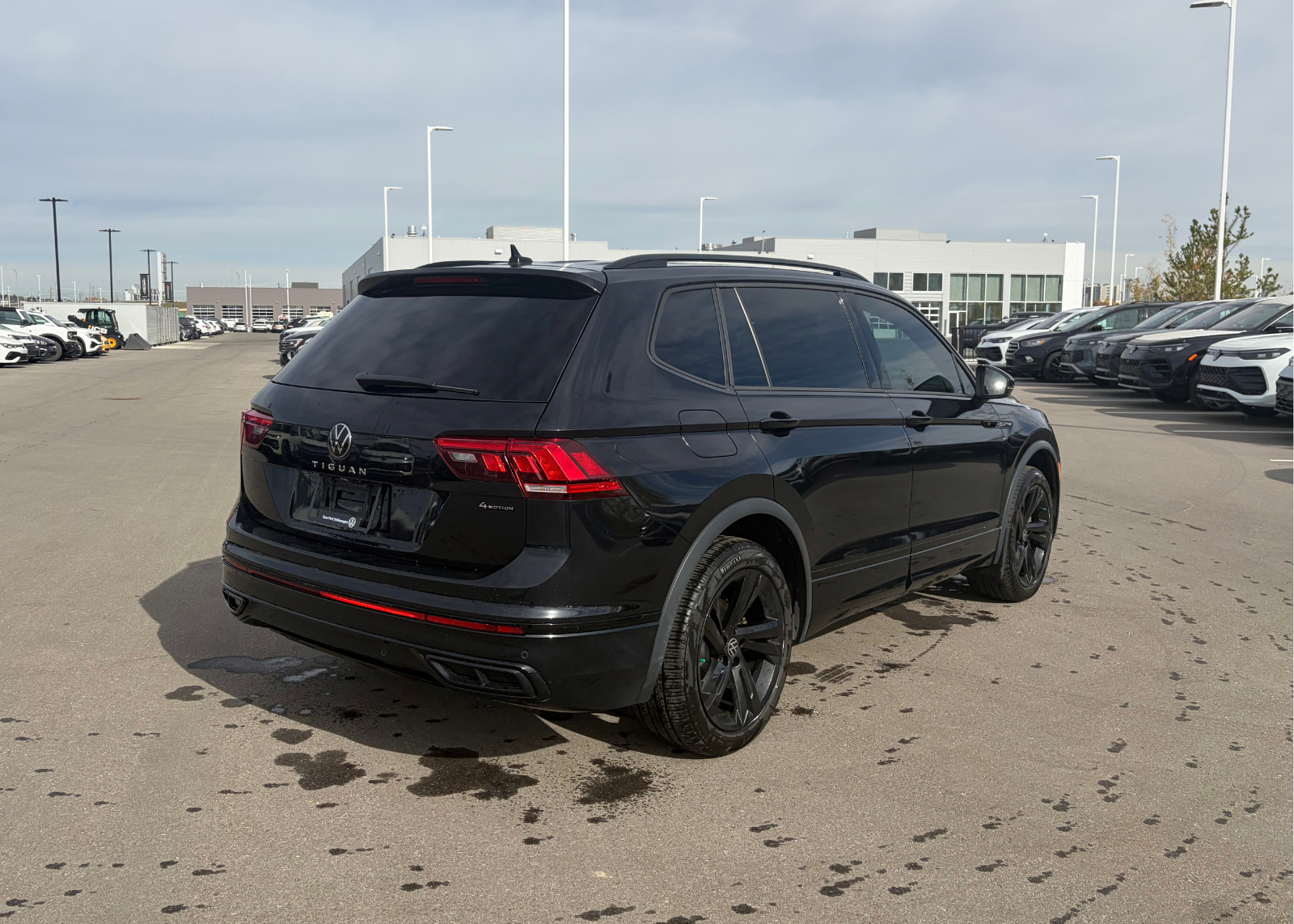 Photo 2024 Volkswagen Tiguan Comfortline R-Line Black Edition #4