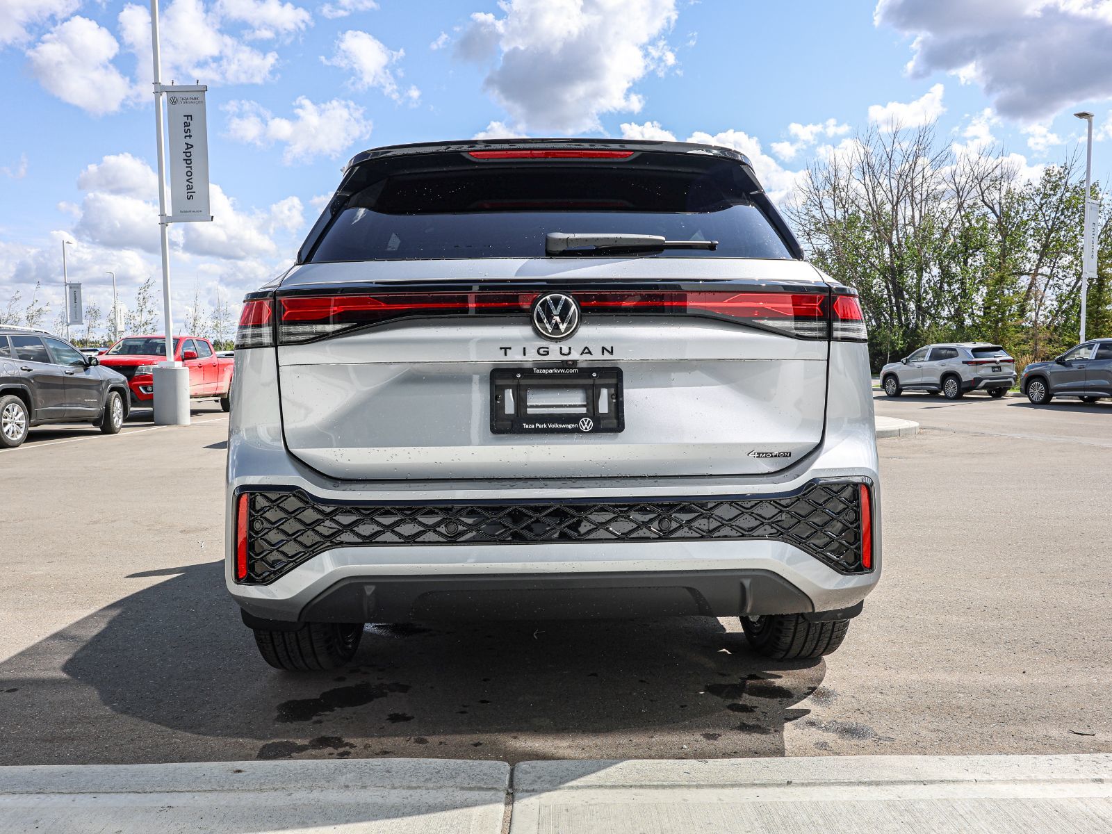 Photo 2026 Volkswagen Tiguan Comfortline R-Line Black Edition 4MOTION #6