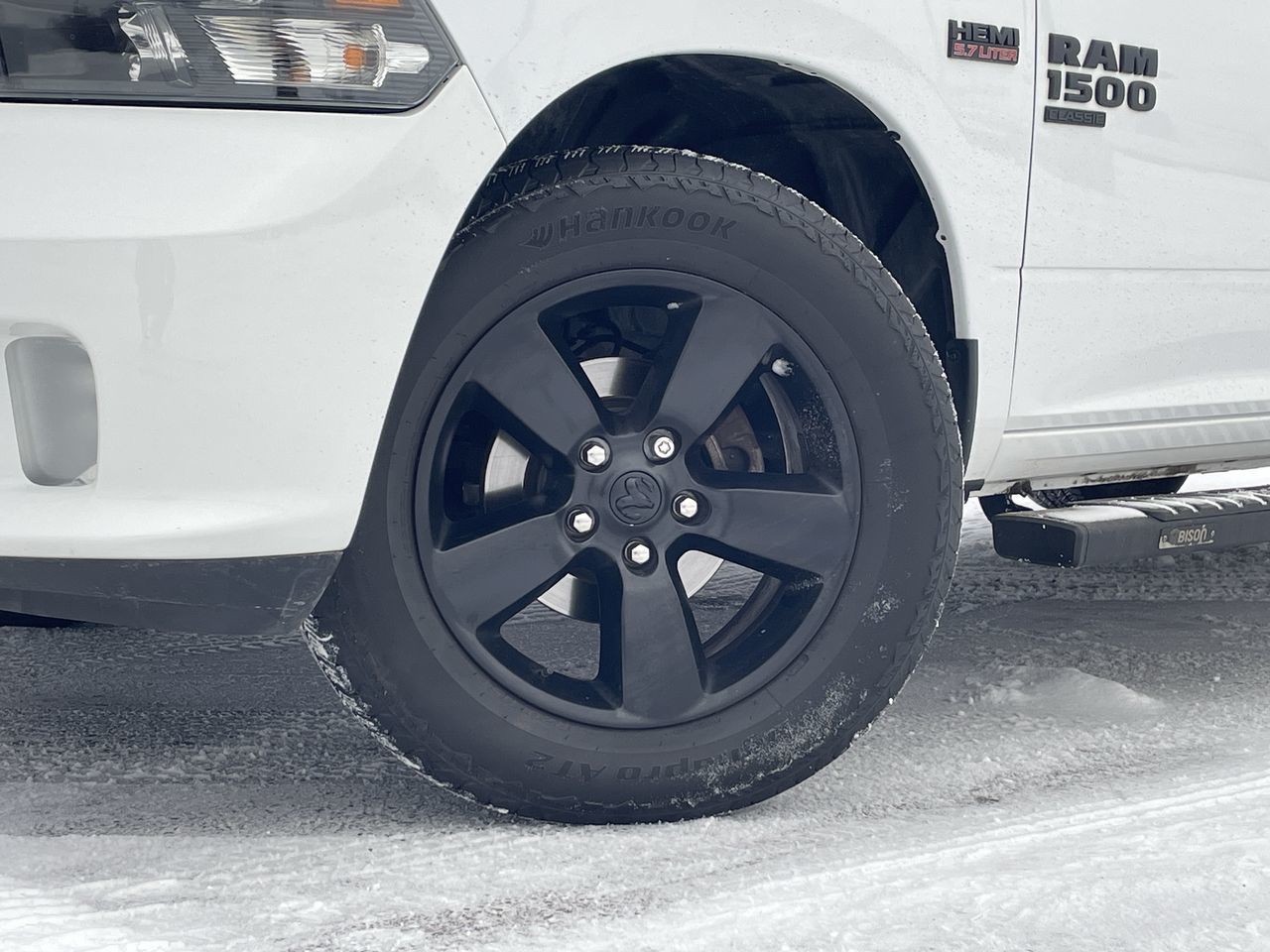 Ram RAM 1500 Classic Crew Cab 4x4 (DS)  2022 à Toronto, Ontario