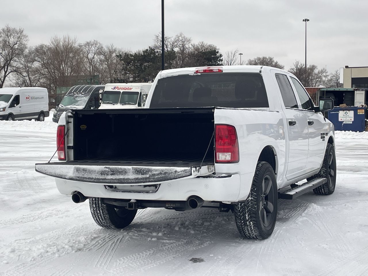 Ram RAM 1500 Classic Crew Cab 4x4 (DS)  2022 à Toronto, Ontario
