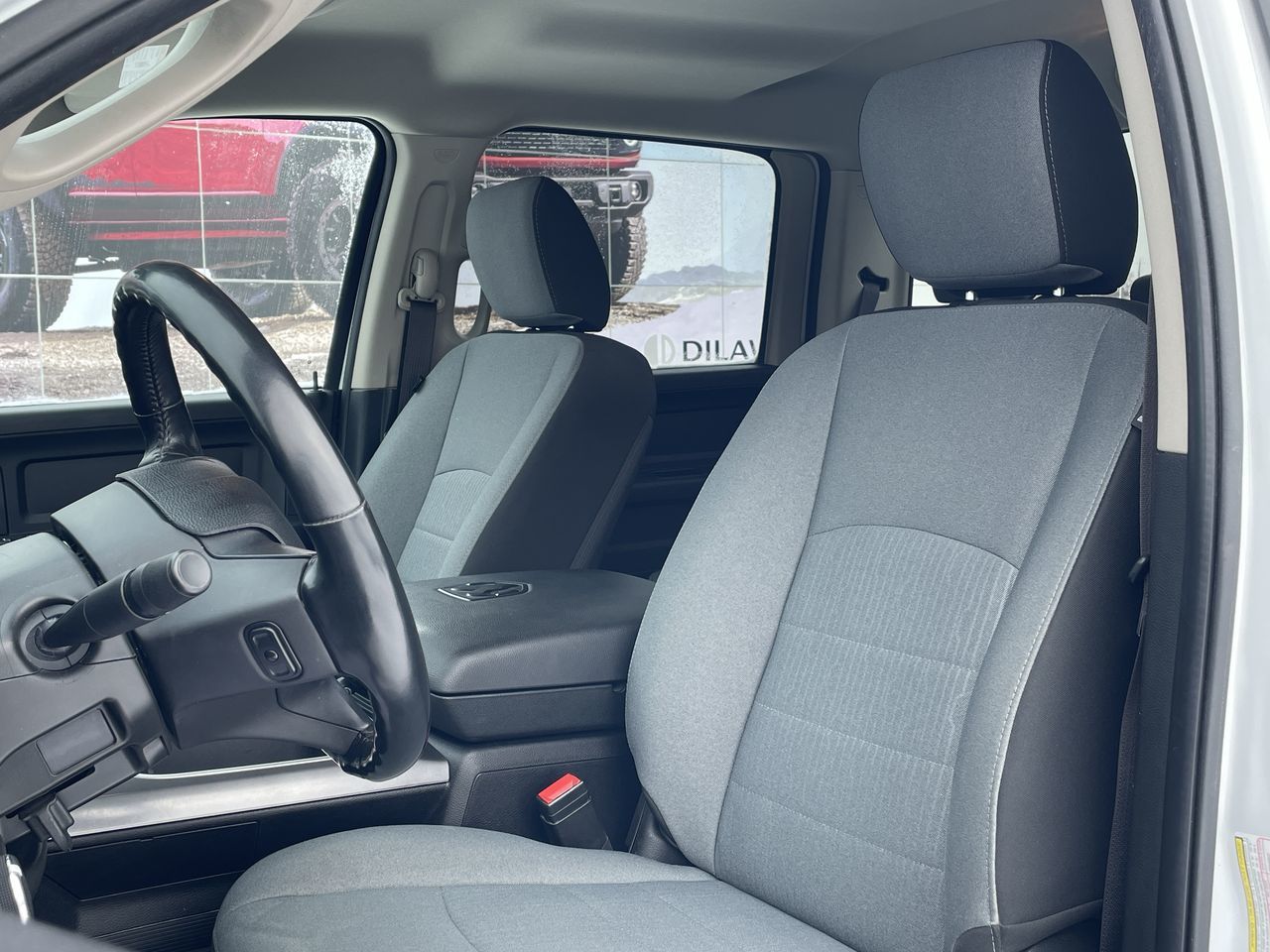 Ram RAM 1500 Classic Crew Cab 4x4 (DS)  2022 à Toronto, Ontario