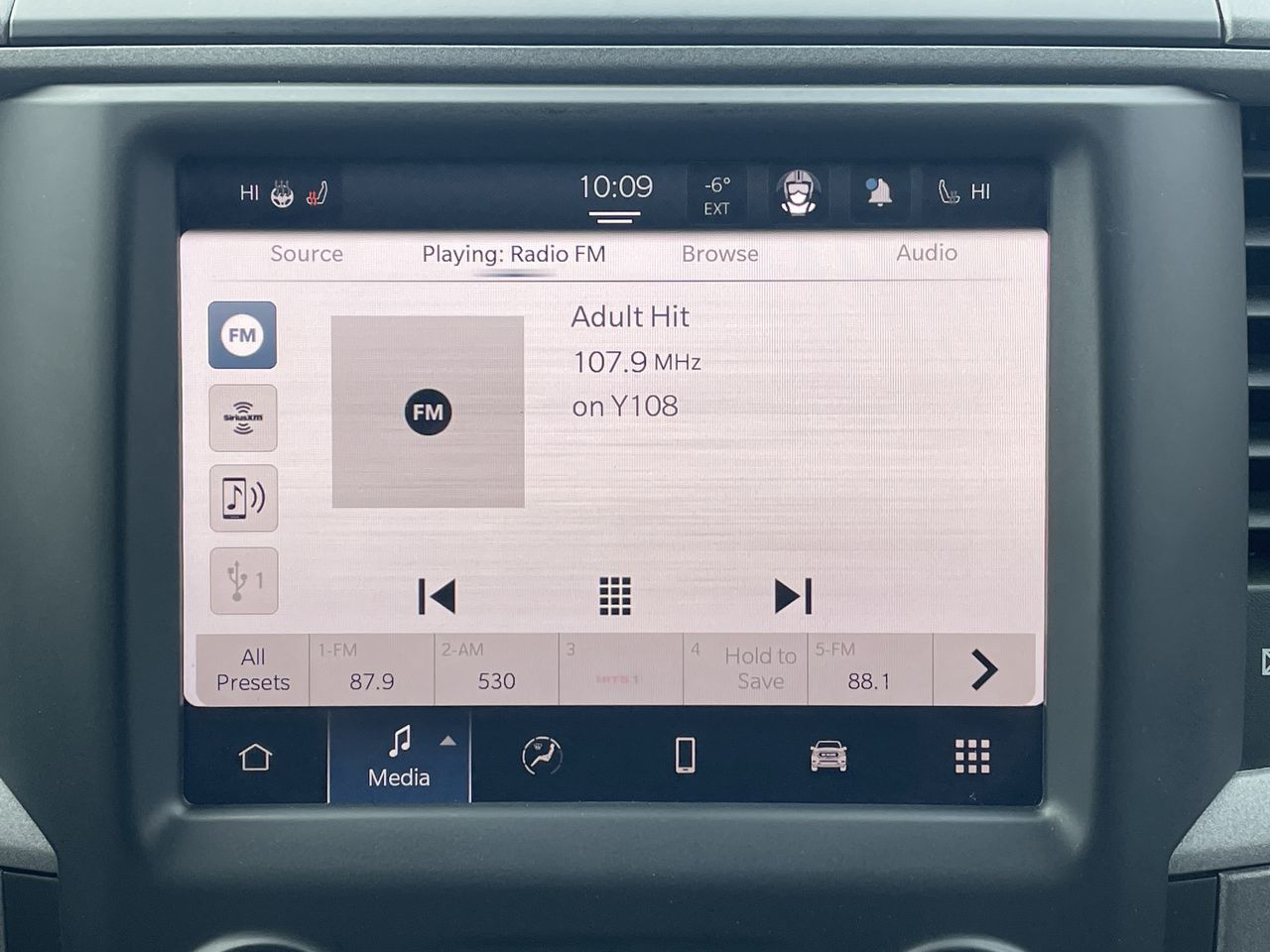 Ram RAM 1500 Classic Crew Cab 4x4 (DS)  2022 à Toronto, Ontario