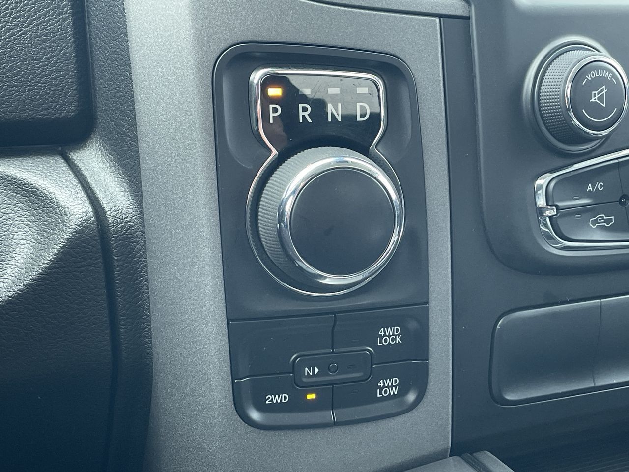 Ram RAM 1500 Classic Crew Cab 4x4 (DS)  2022 à Toronto, Ontario