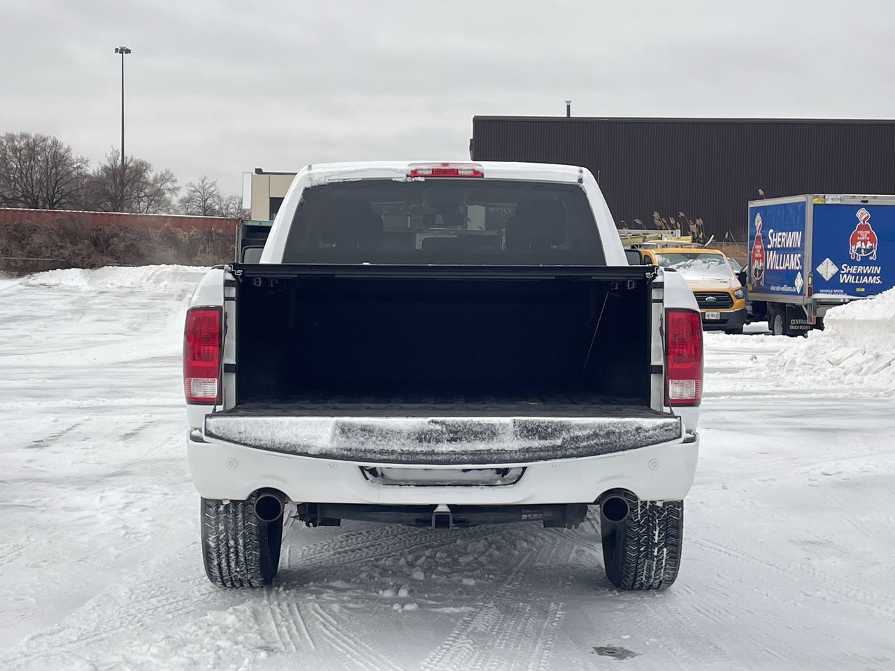 Ram RAM 1500 Classic Crew Cab 4x4 (DS)  2022 à Toronto, Ontario