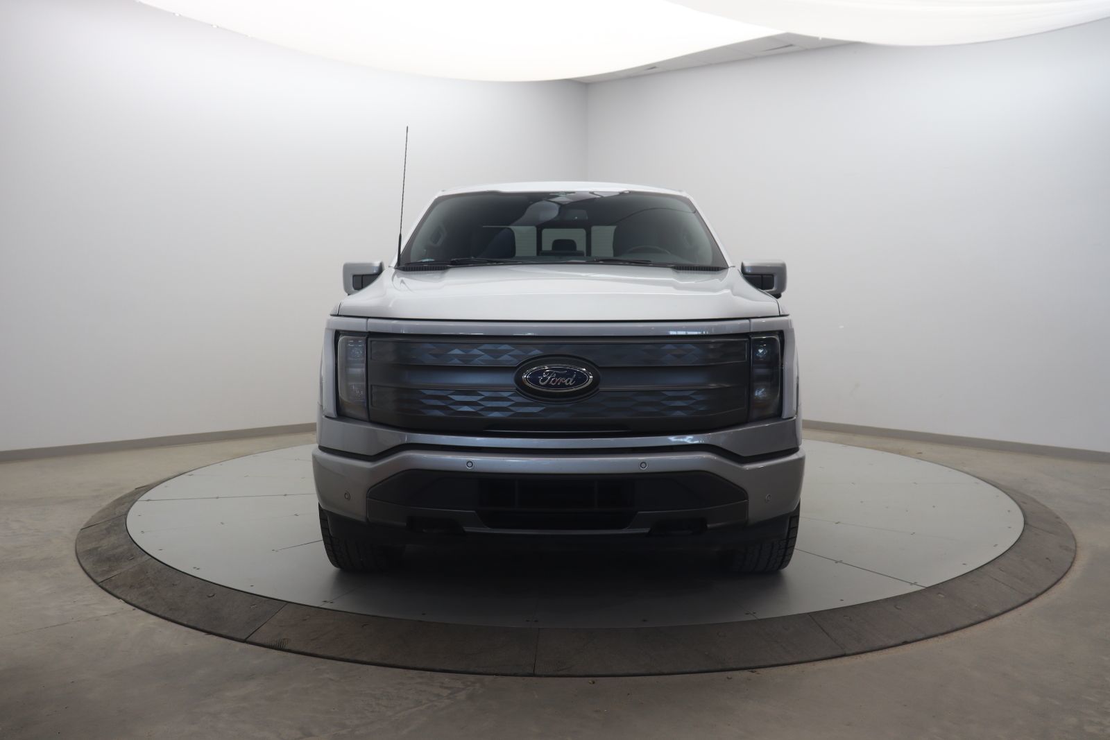 Ford F-150 Lightning 2023 — photo 2