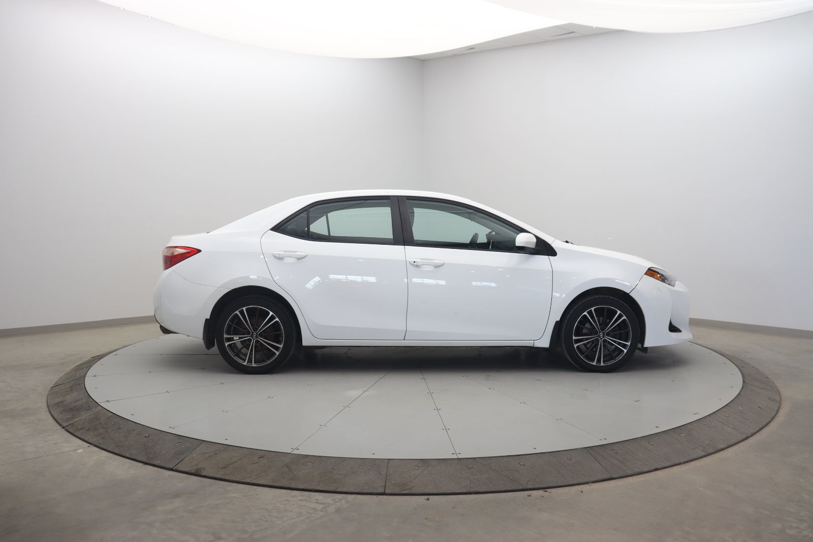 Toyota Corolla 2018 — photo 3
