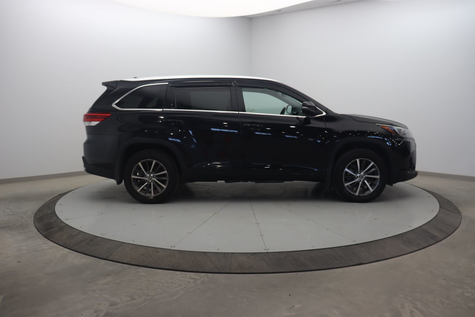 Toyota Highlander 2017 — photo 3