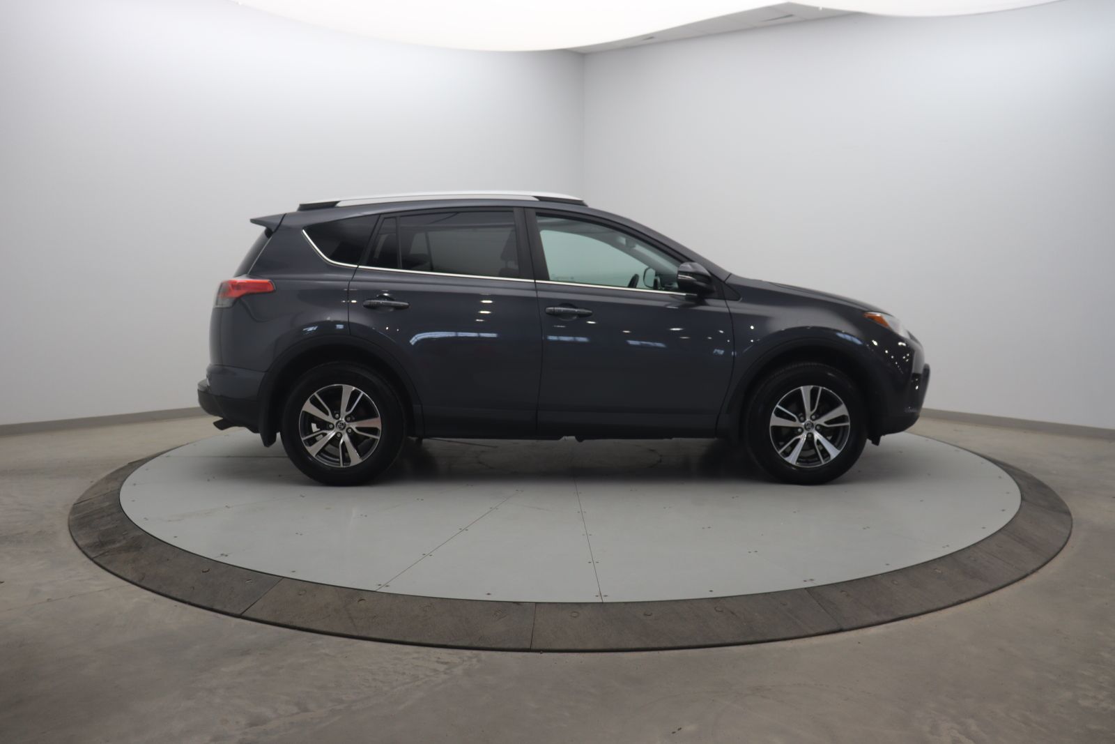 Toyota RAV4 2018 — photo 3
