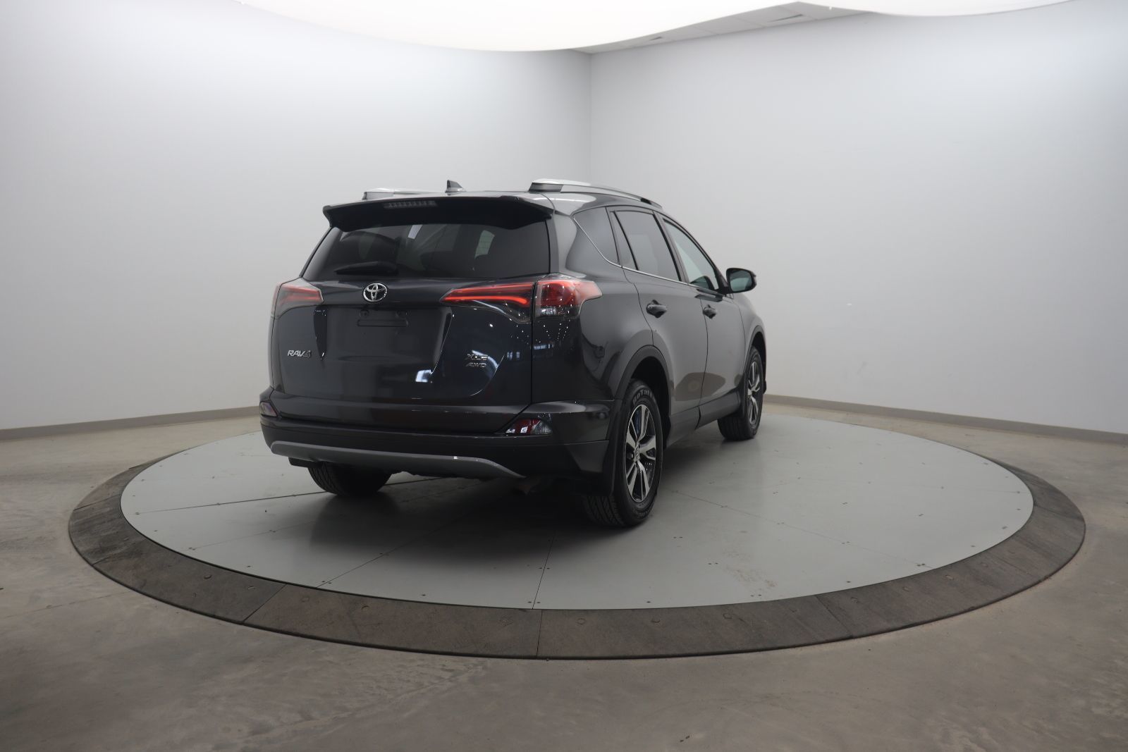 Toyota RAV4 2018 — photo 4