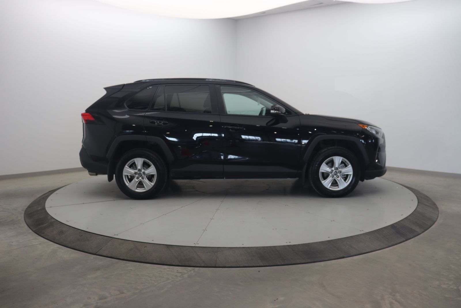 Toyota RAV4 XLE 2019 — photo 3