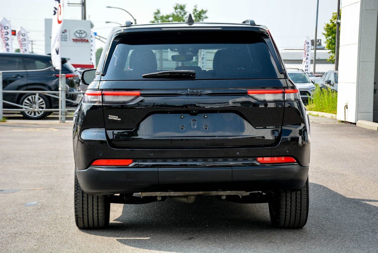 Jeep Grand Cherokee Altitude 2023 — photo 8