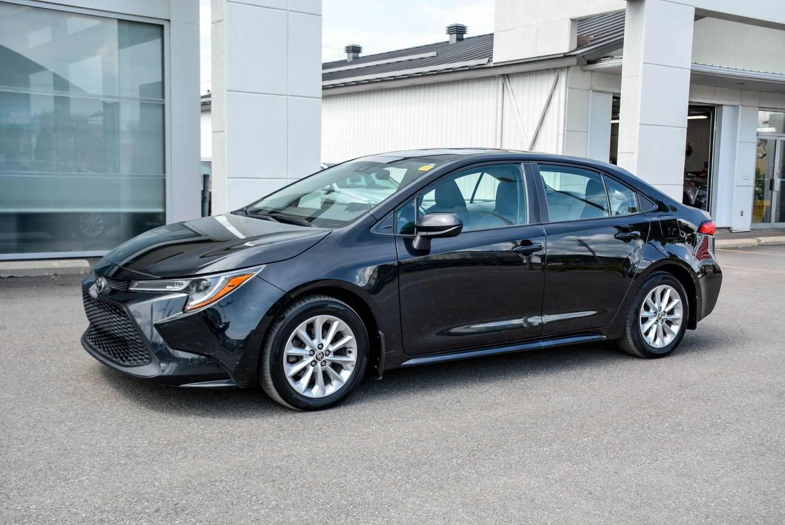 Toyota Corolla LE 2021 — photo 2