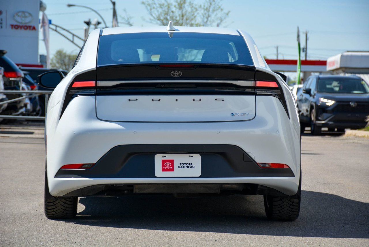 Toyota Prius Plug-In Hybrid SE 2025 — photo 8