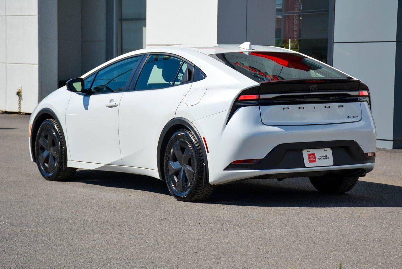 Toyota Prius Plug-In Hybrid SE 2025 — photo 6