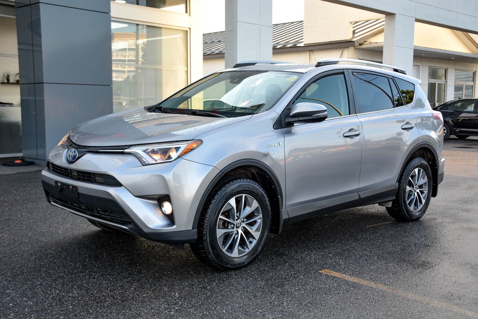 Toyota RAV4 Hybrid LE+ 2017 — photo 2