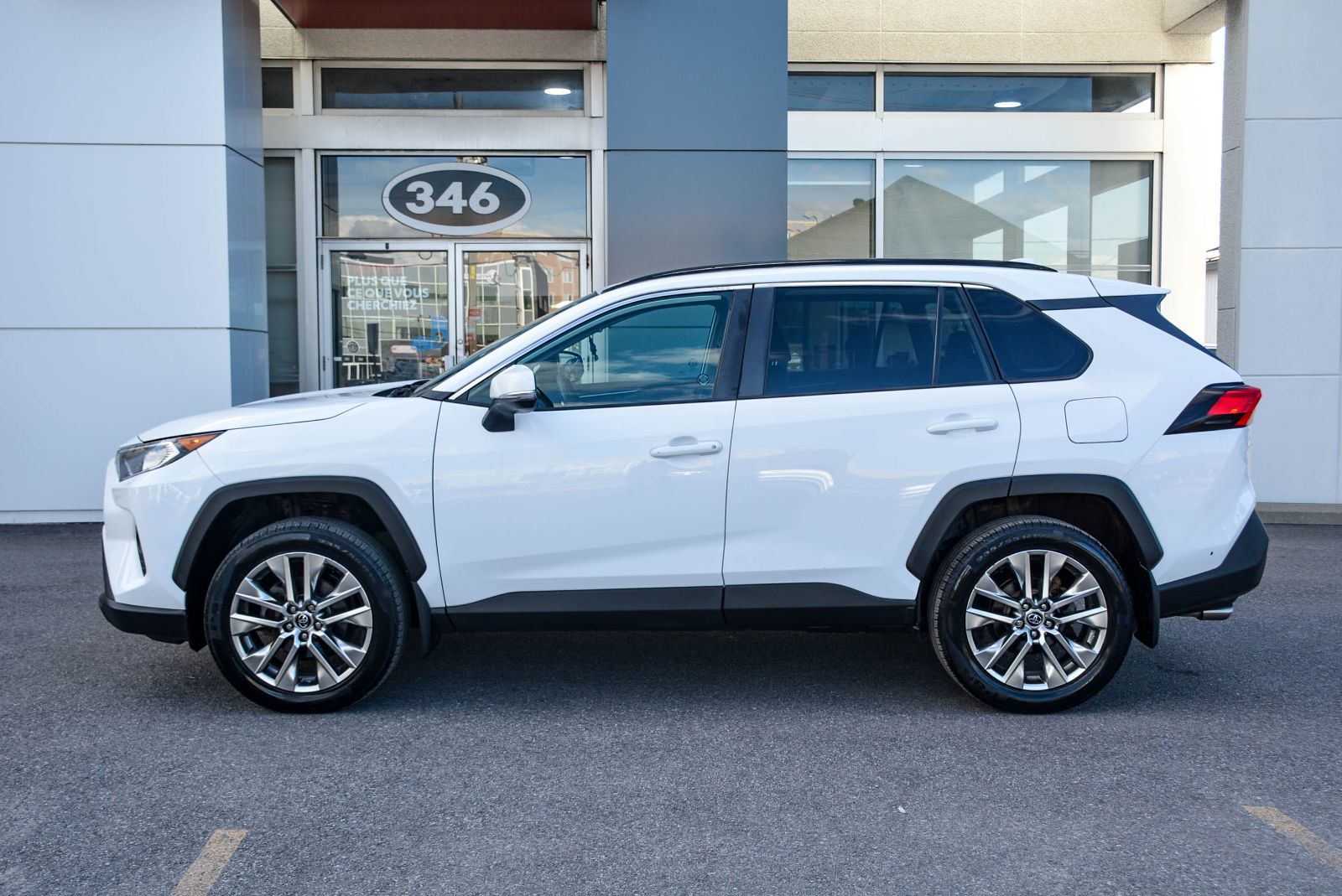 Toyota RAV4 XLE PREMIUM LEATHER SUNROOF 2019 — photo 4