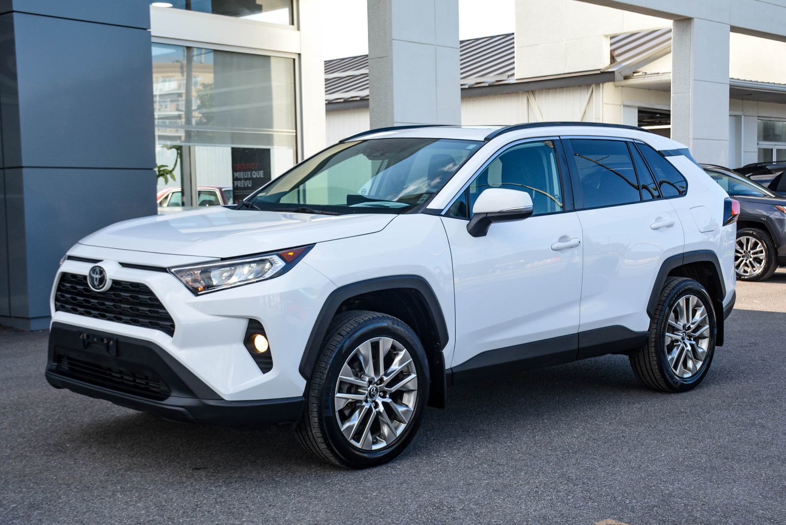 Toyota RAV4 XLE PREMIUM LEATHER SUNROOF 2019 — photo 2