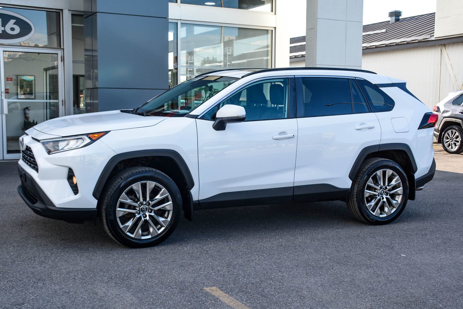 Toyota RAV4 XLE PREMIUM LEATHER SUNROOF 2019 — photo 3