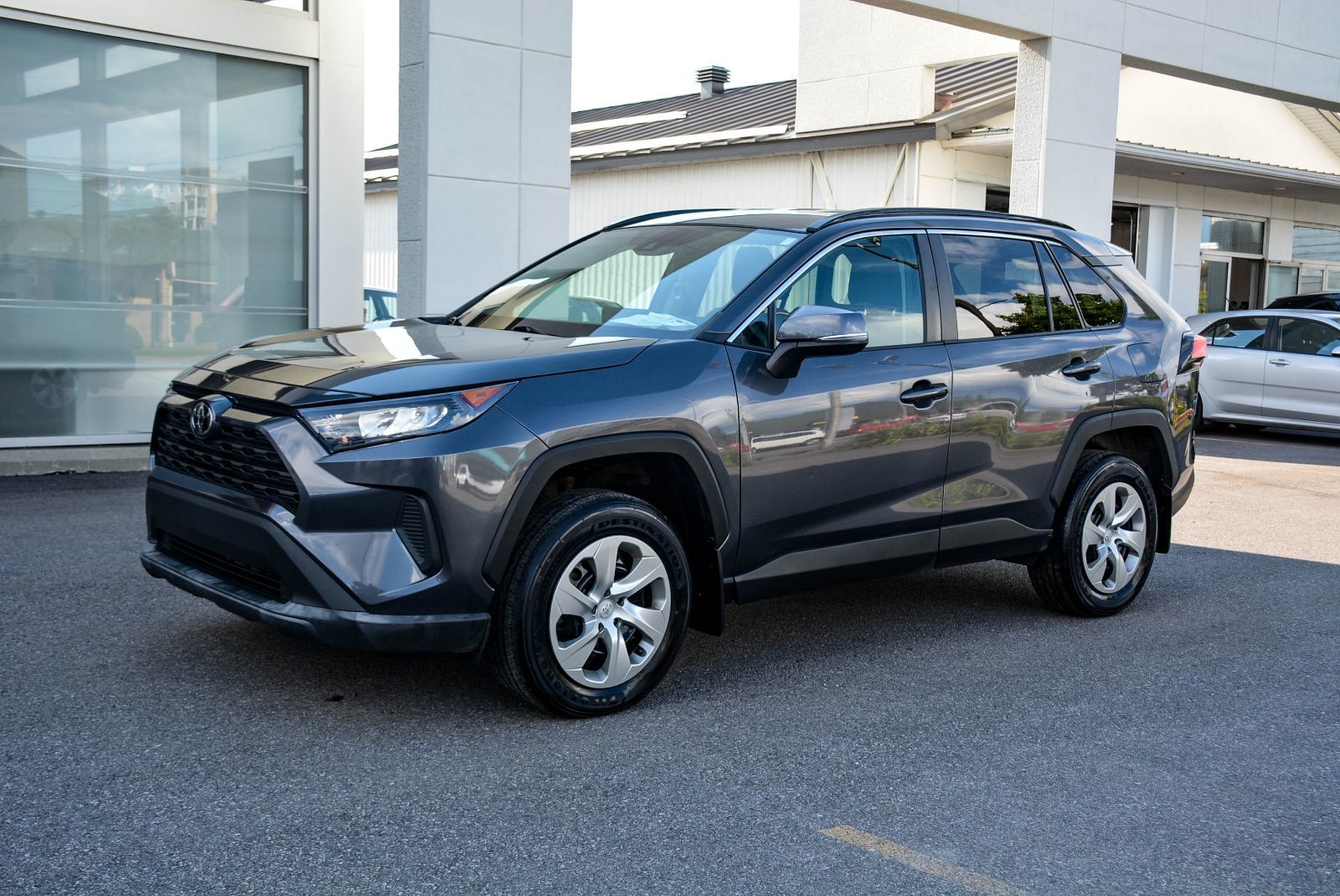 Toyota RAV4 LE 2021 — photo 2