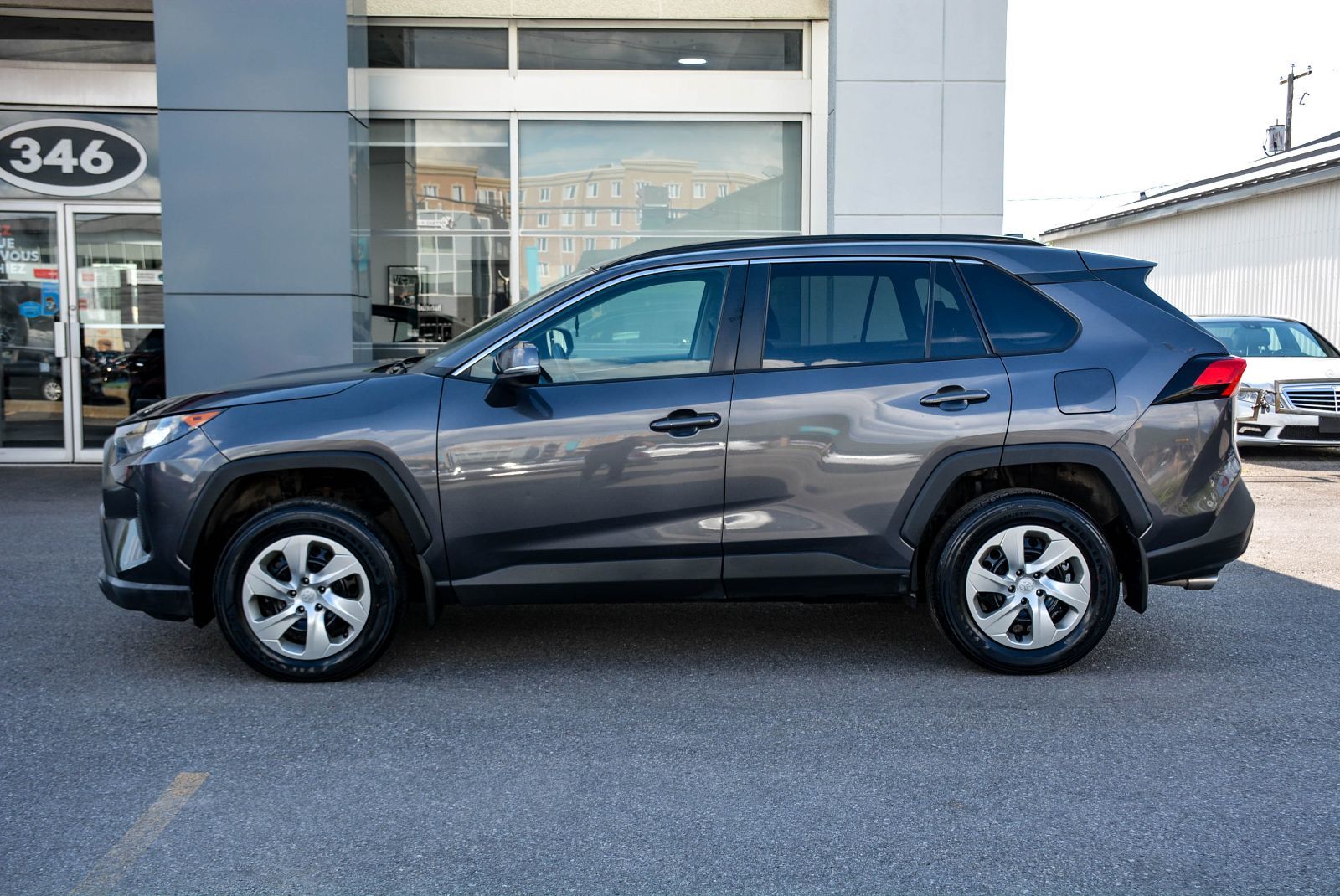 Toyota RAV4 LE 2021 — photo 3