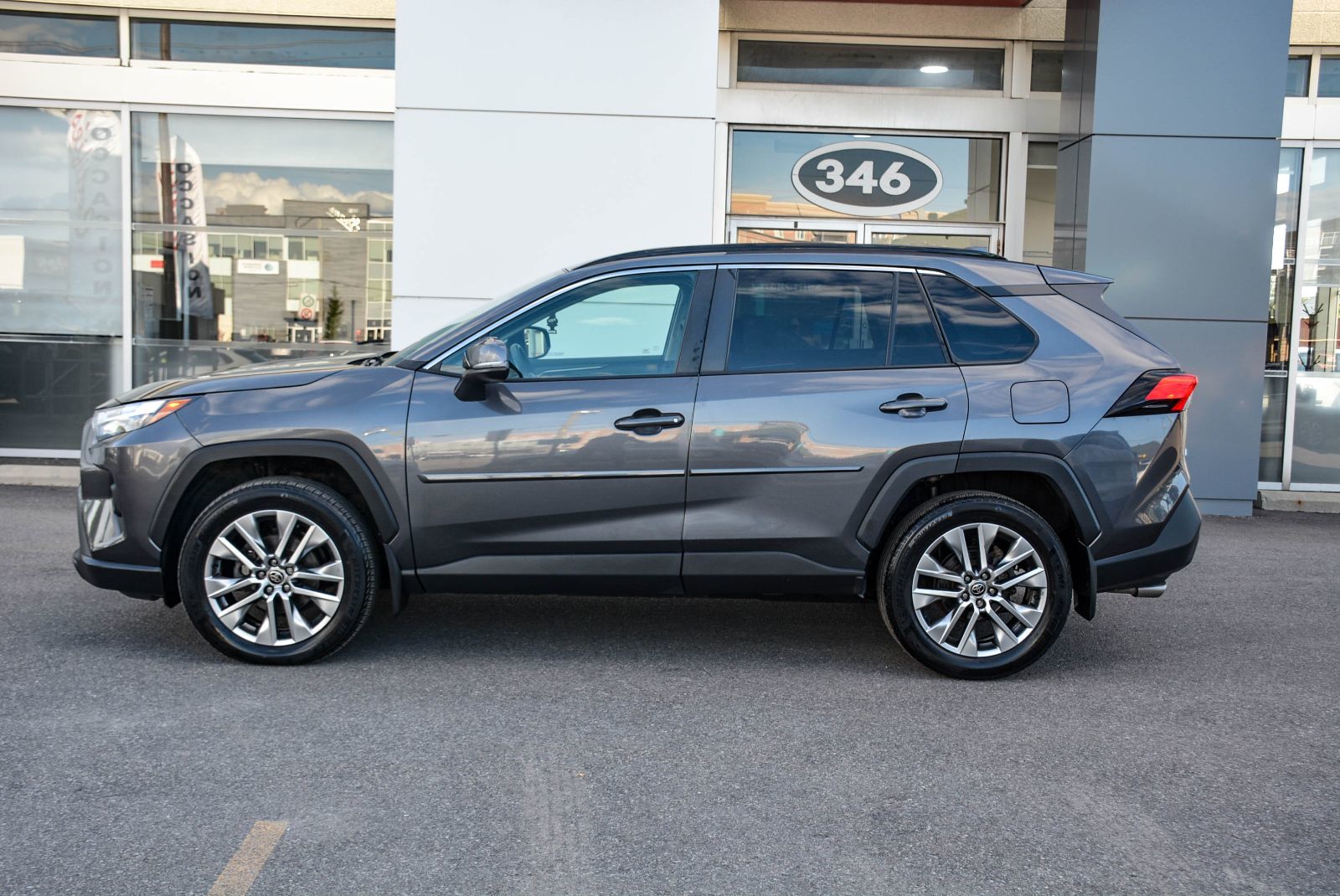 Toyota RAV4 XLE PREMIUM LEATHER SUNROOF 2022 — photo 3