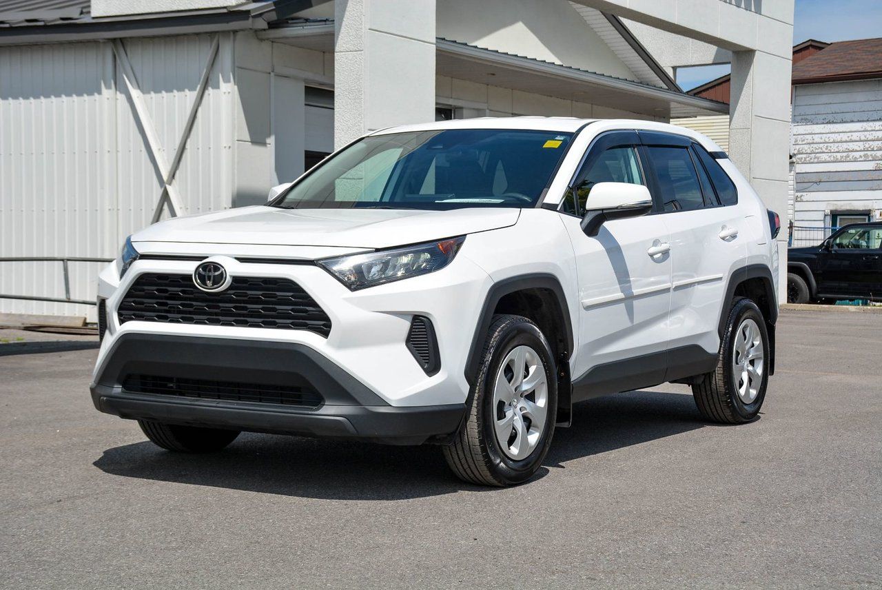 Toyota RAV4 LE 2023 — photo 2