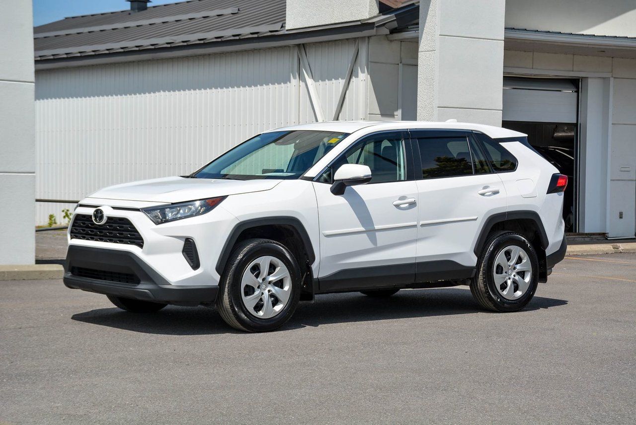 Toyota RAV4 LE 2023 — photo 3