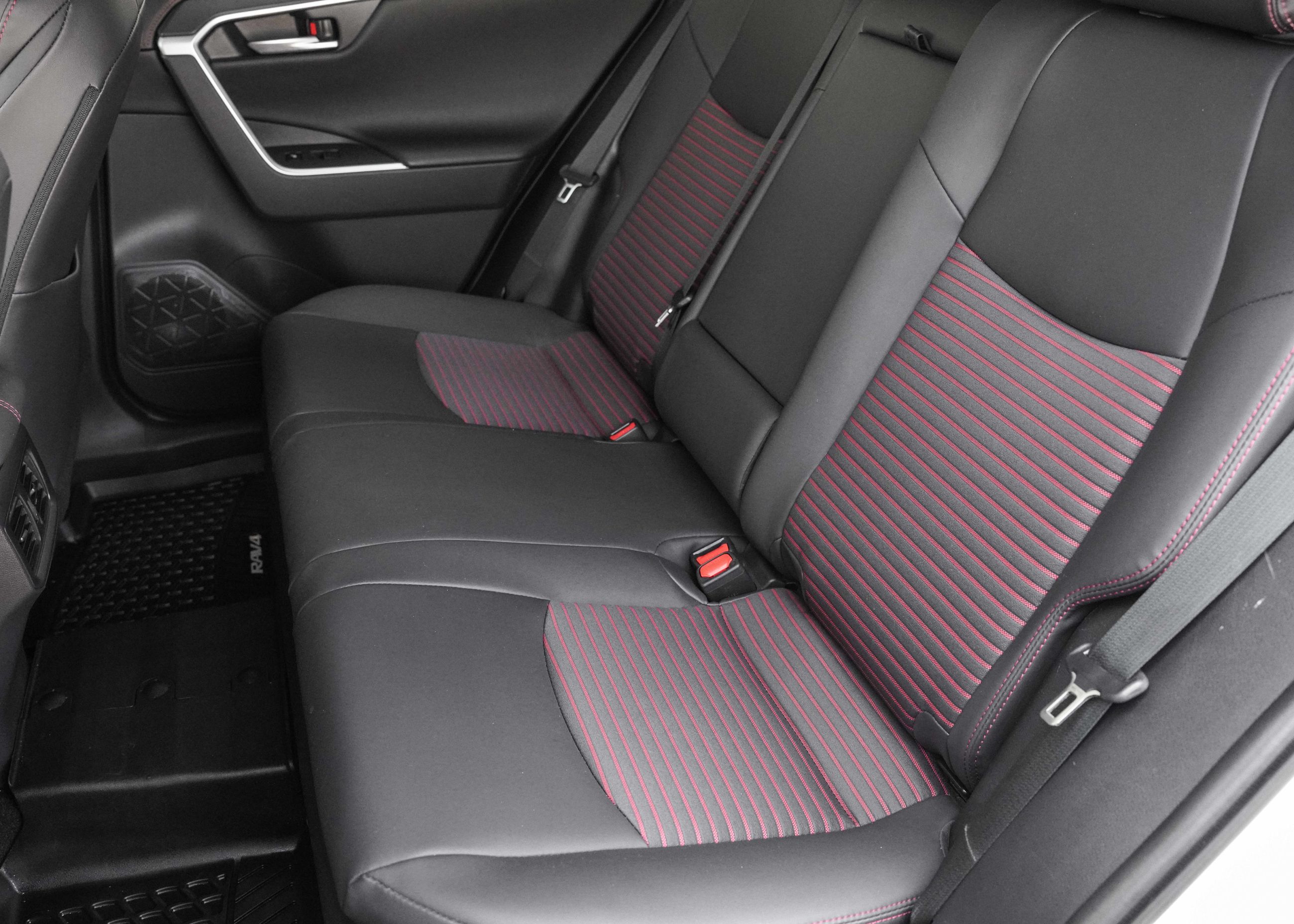 Toyota RAV4 Plug-In Hybrid XSE 2025 — photo 8