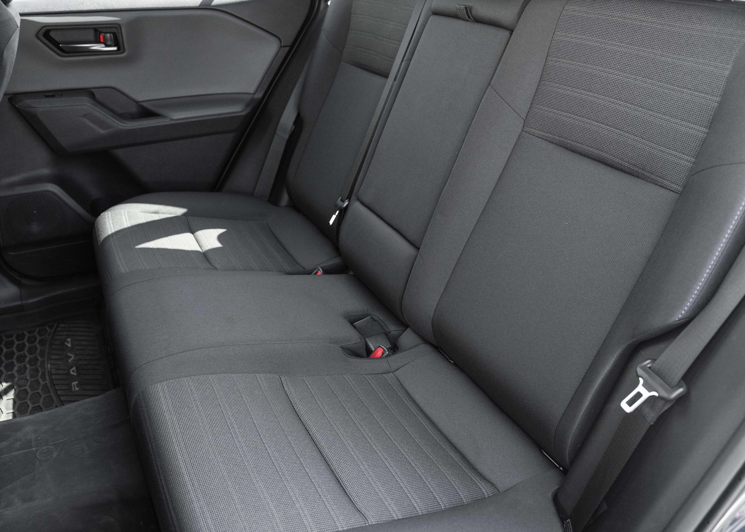 Toyota RAV4 PLUG-IN HYBRID SE 2026 — photo 6