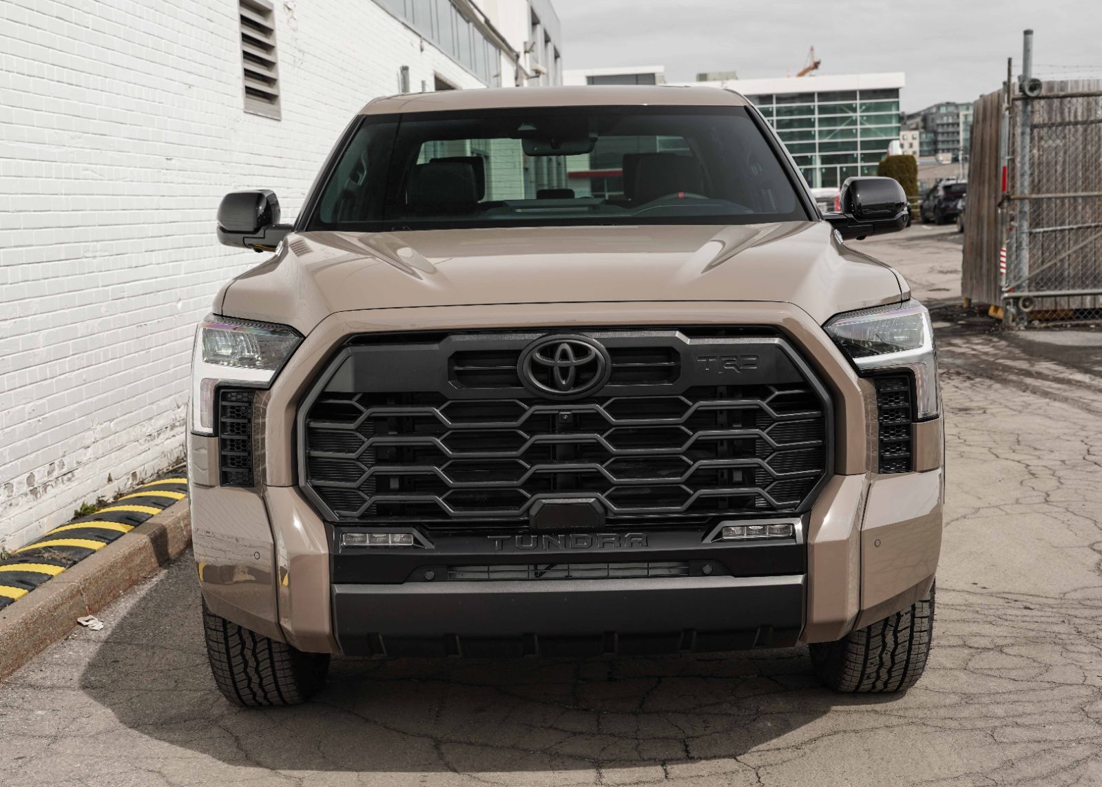 Toyota TUNDRA HYBRID LIMITED 2026 — photo 2