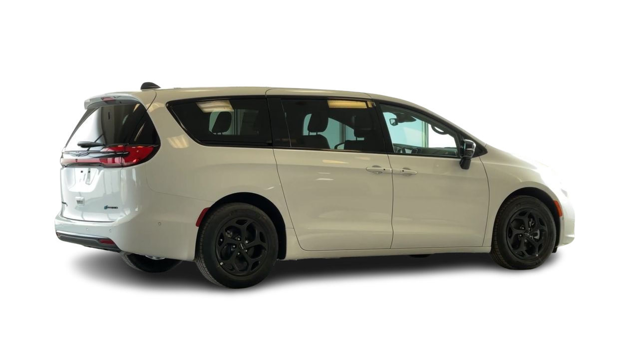 2024 Chrysler Pacifica Hybrid in Regina, Saskatchewan