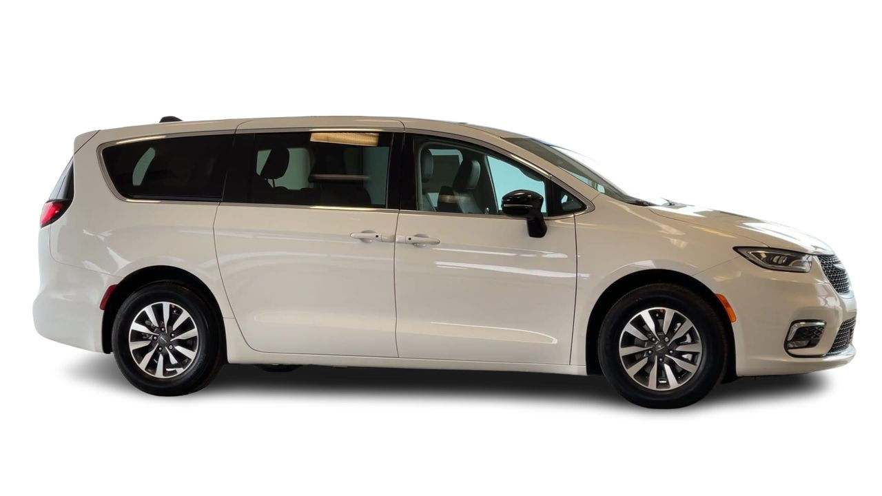 2024 Chrysler Pacifica Hybrid in Regina, Saskatchewan