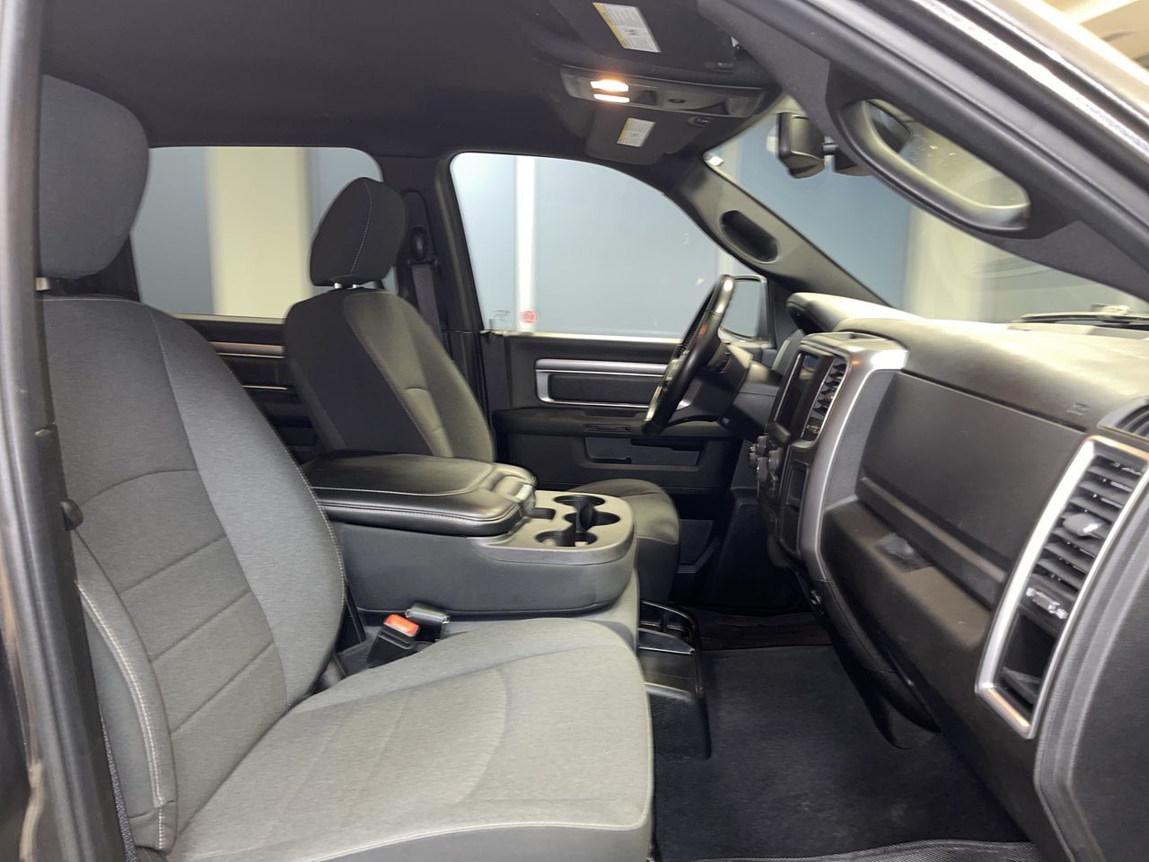 Ram RAM 1500 Classic Crew Cab 4x4 (DS)  2021 à Regina, Saskatchewan