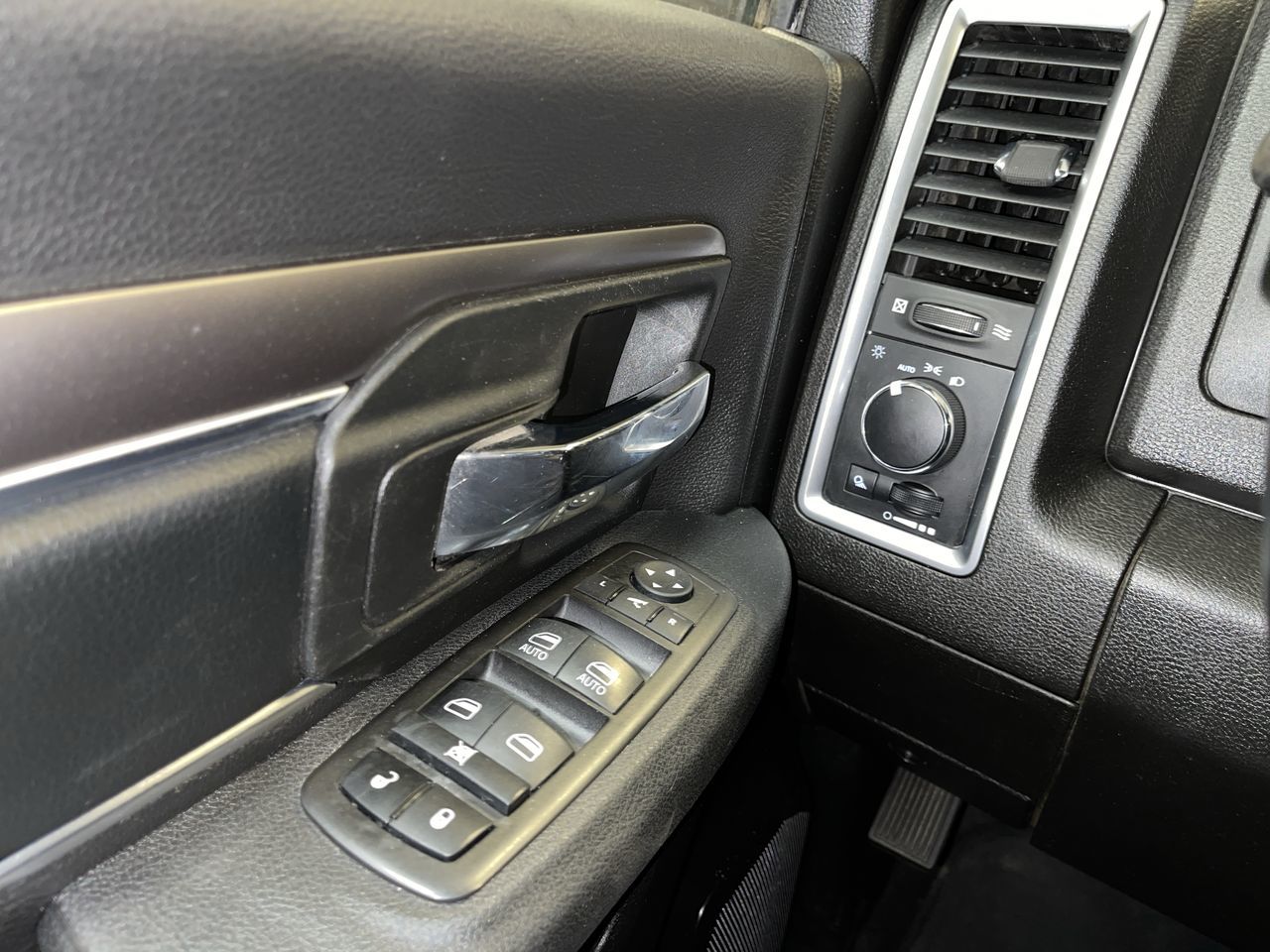 Ram RAM 1500 Classic Crew Cab 4x4 (DS)  2021 à Regina, Saskatchewan