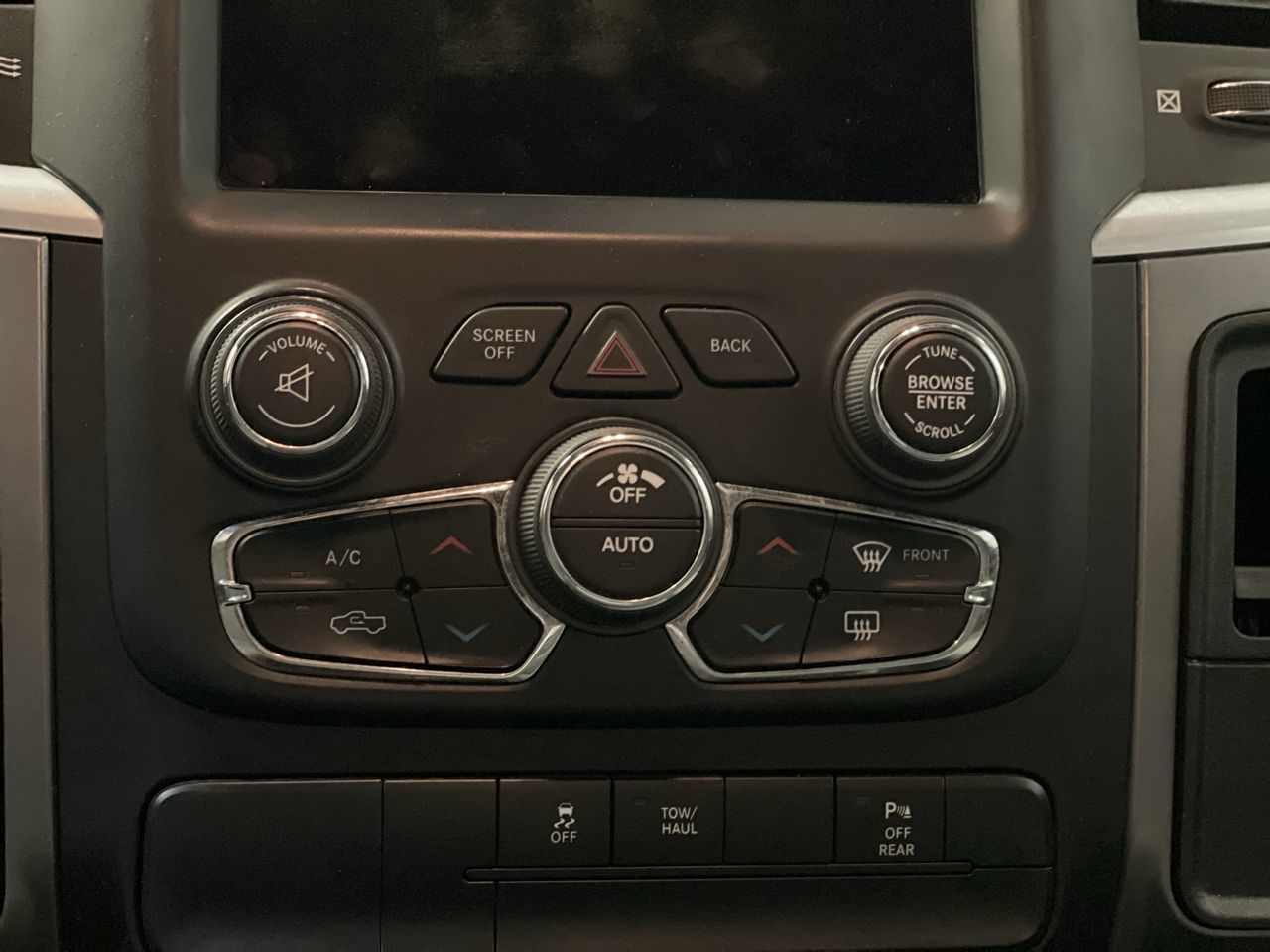 Ram RAM 1500 Classic Crew Cab 4x4 (DS)  2021 à Regina, Saskatchewan