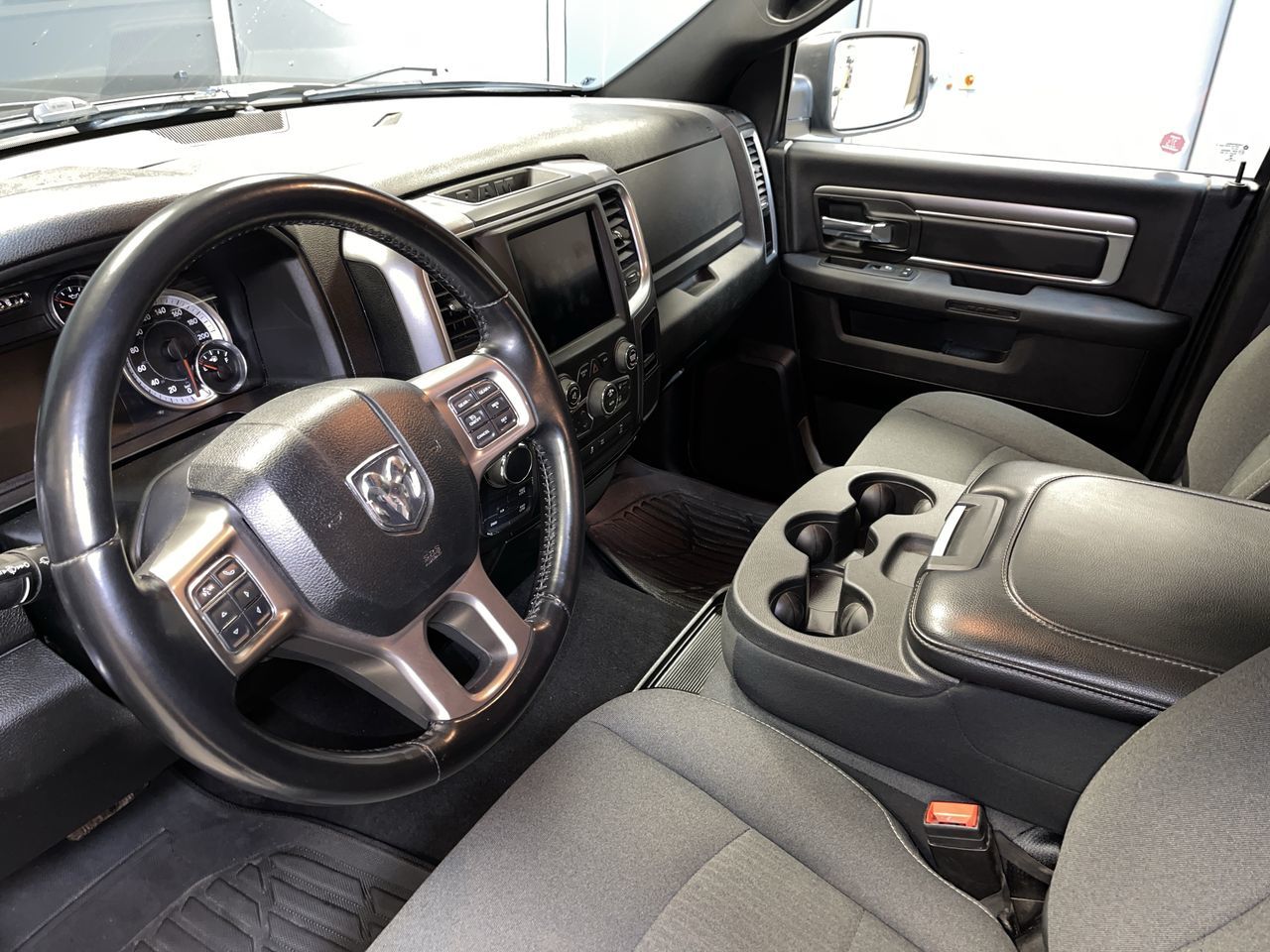 Ram RAM 1500 Classic Crew Cab 4x4 (DS)  2021 à Regina, Saskatchewan