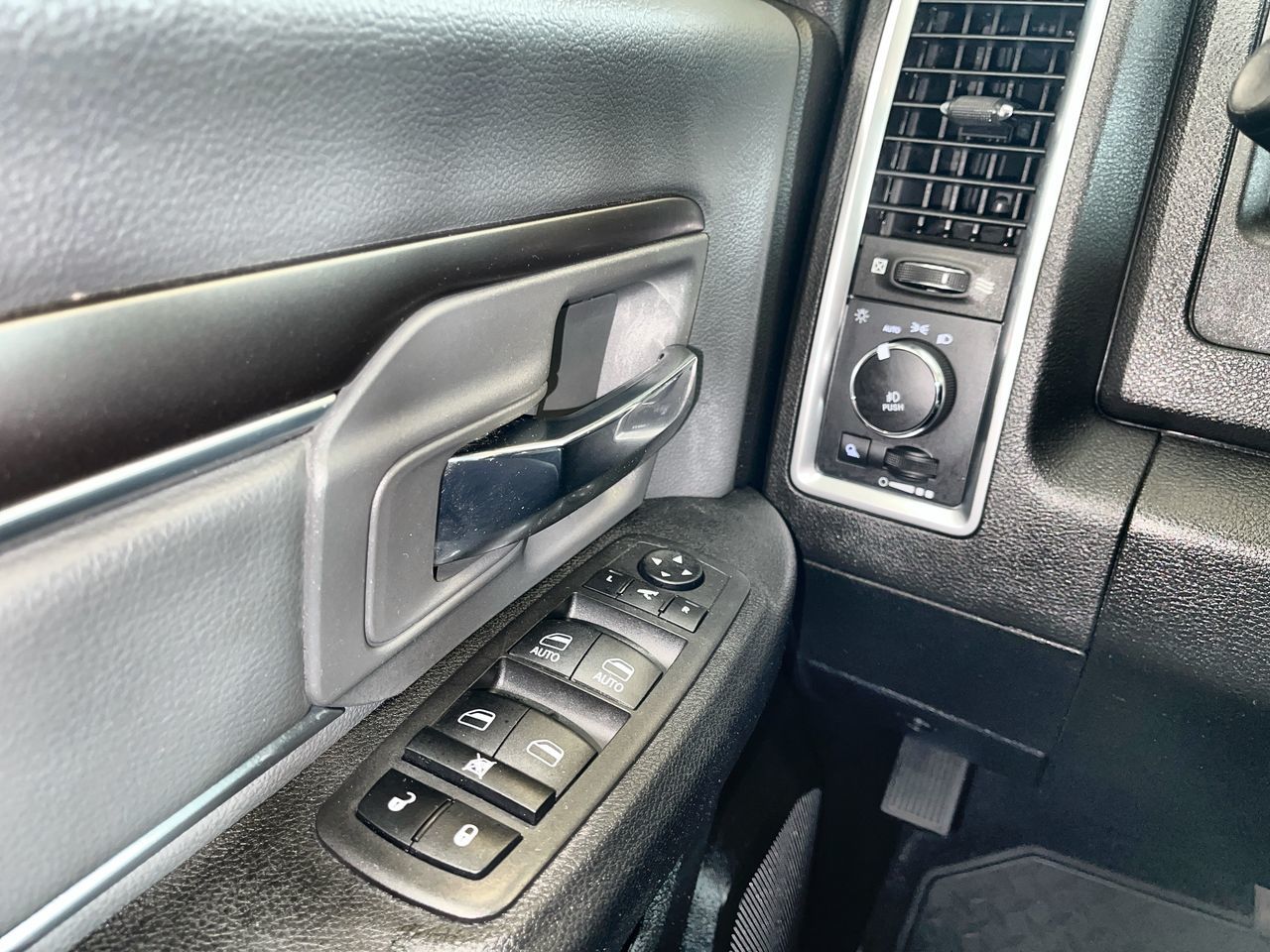 2022 Ram RAM 1500 Classic Crew Cab 4x4 (DS) in Regina, Saskatchewan